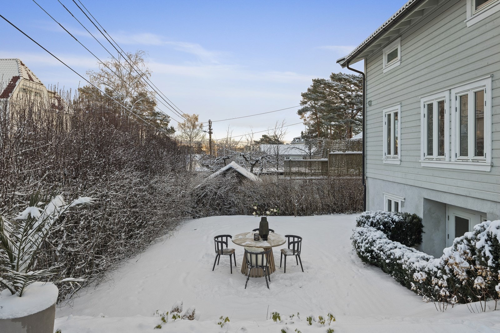 Tomten er på 400 kvm og er beplantet med blant annet barlind hekk. Galleribilde