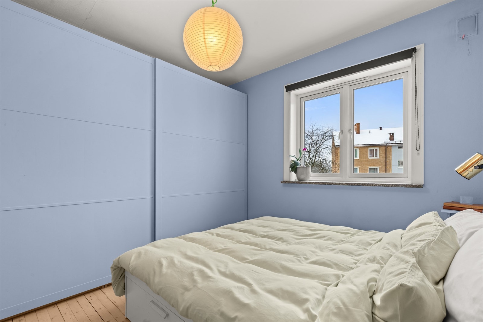 Soverommet har en god romfølelse og rikelig med oppbevaringsplass i medfølgende skyvedørsgarderobe. Galleribilde