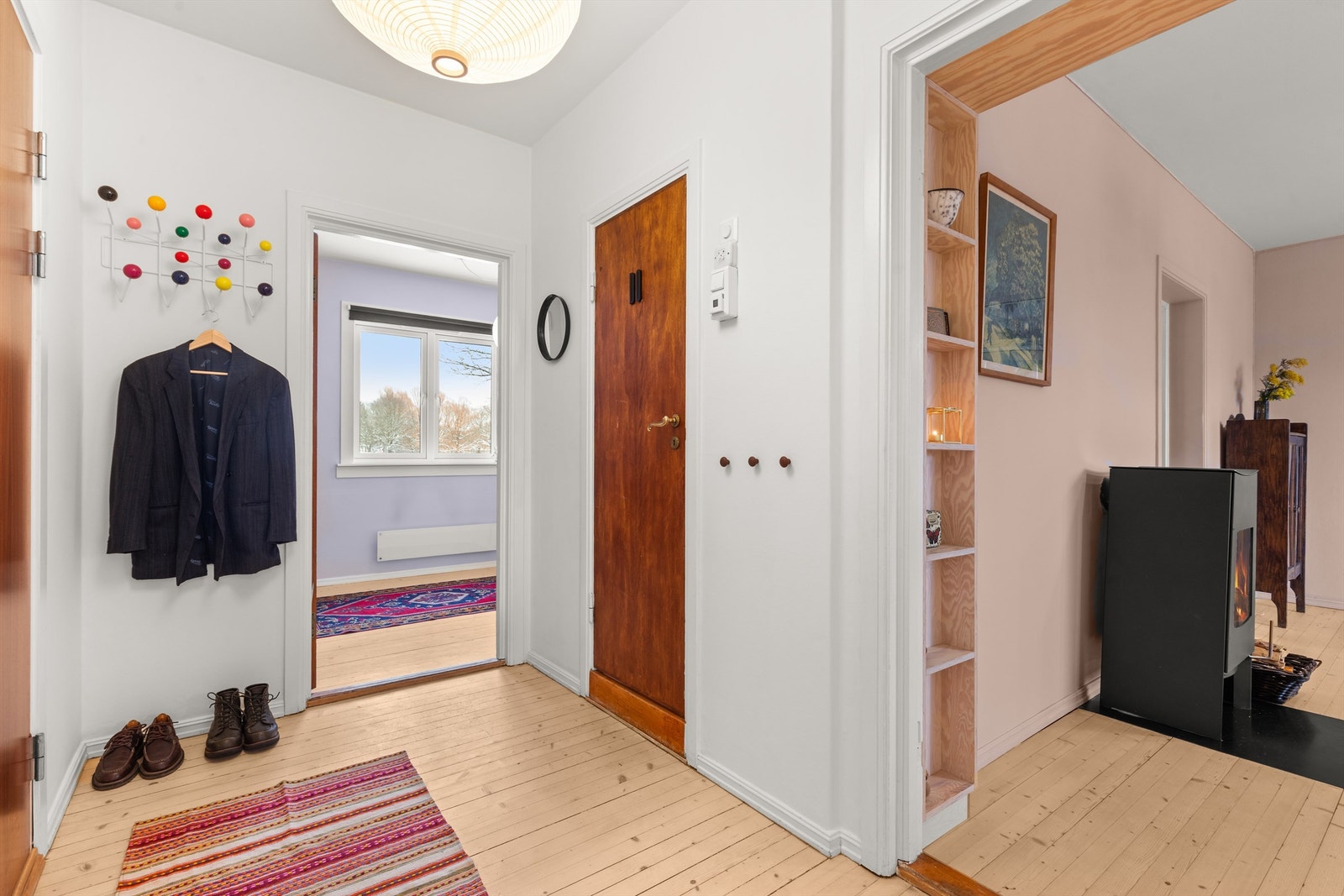 Velkommen inn! Entréen er av god størrelse og gir et godt førsteinntrykk. Galleribilde