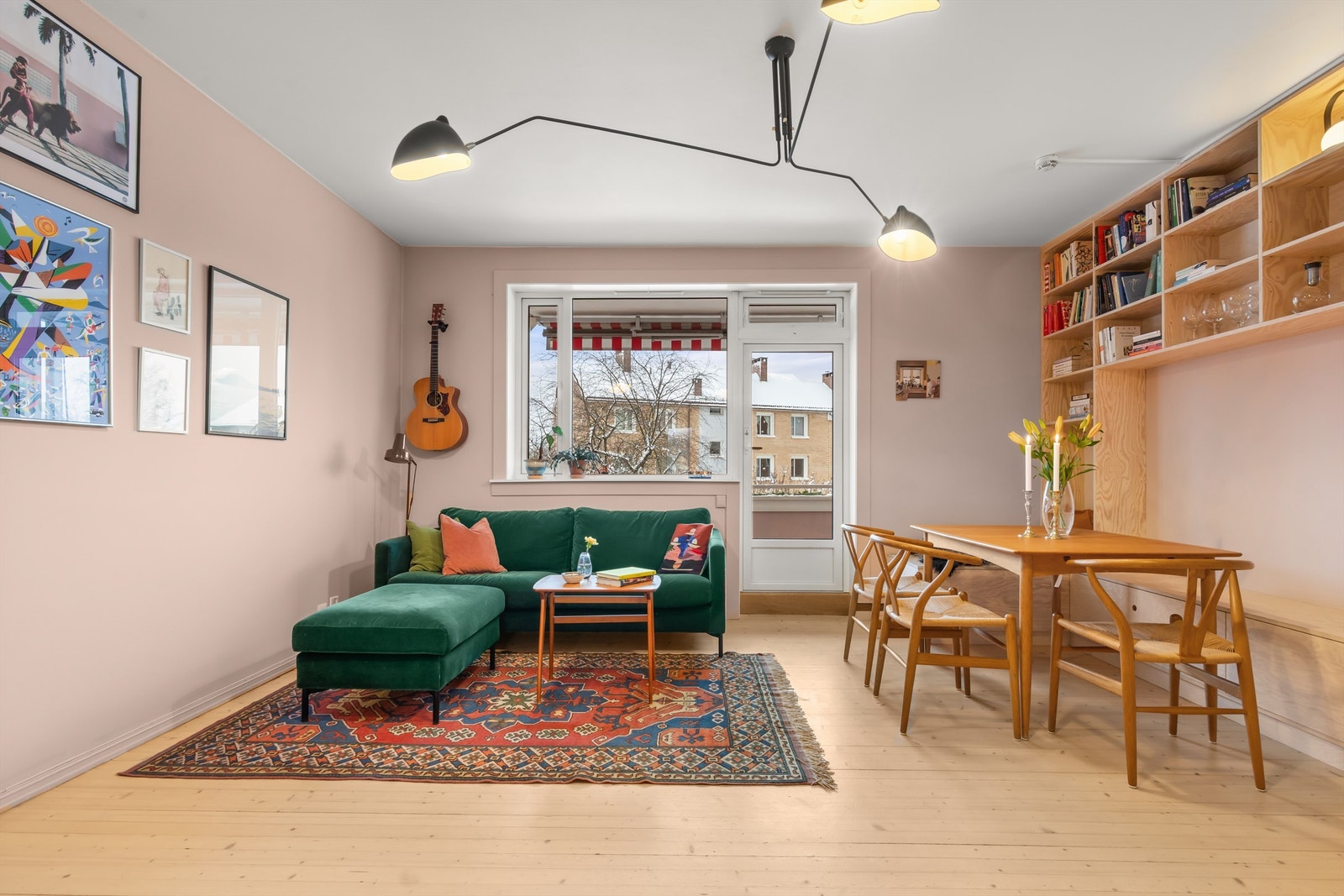 Leiligheten ligger skjermet til i høy 1. etasje så og si uten innsyn. Galleribilde