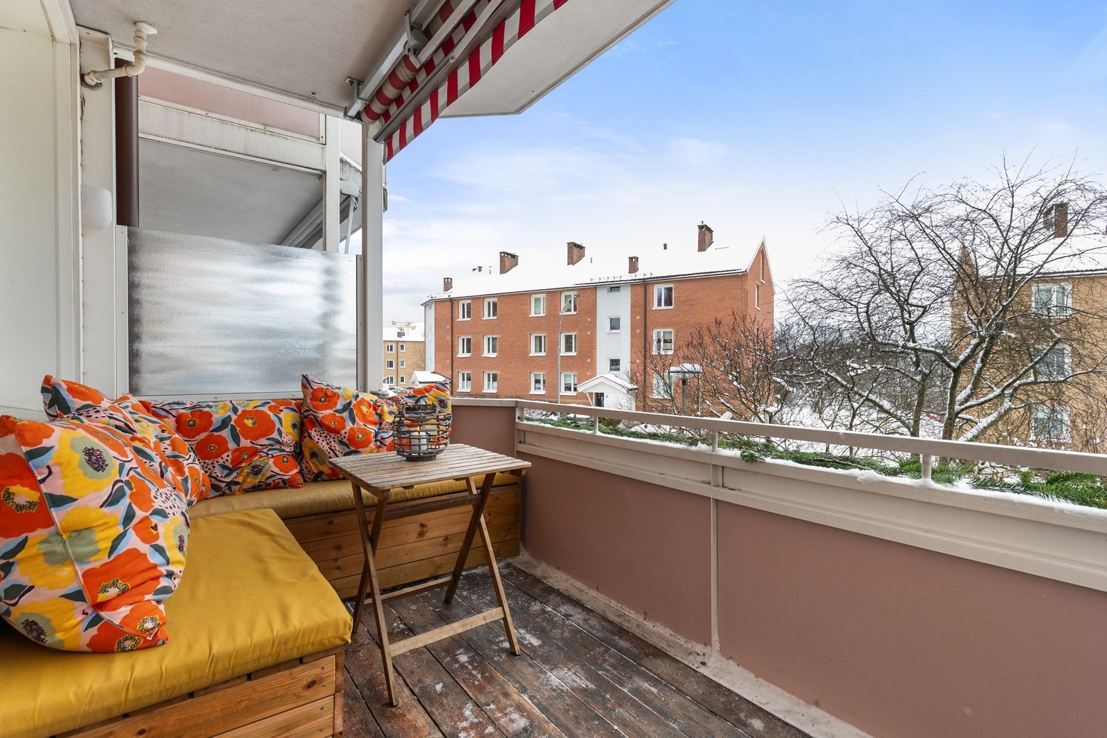 Balkongen er av god størrelse på 7 kvm, med plass til å møblere med ønsket utemøblement og vender mot sydvest. Galleribilde