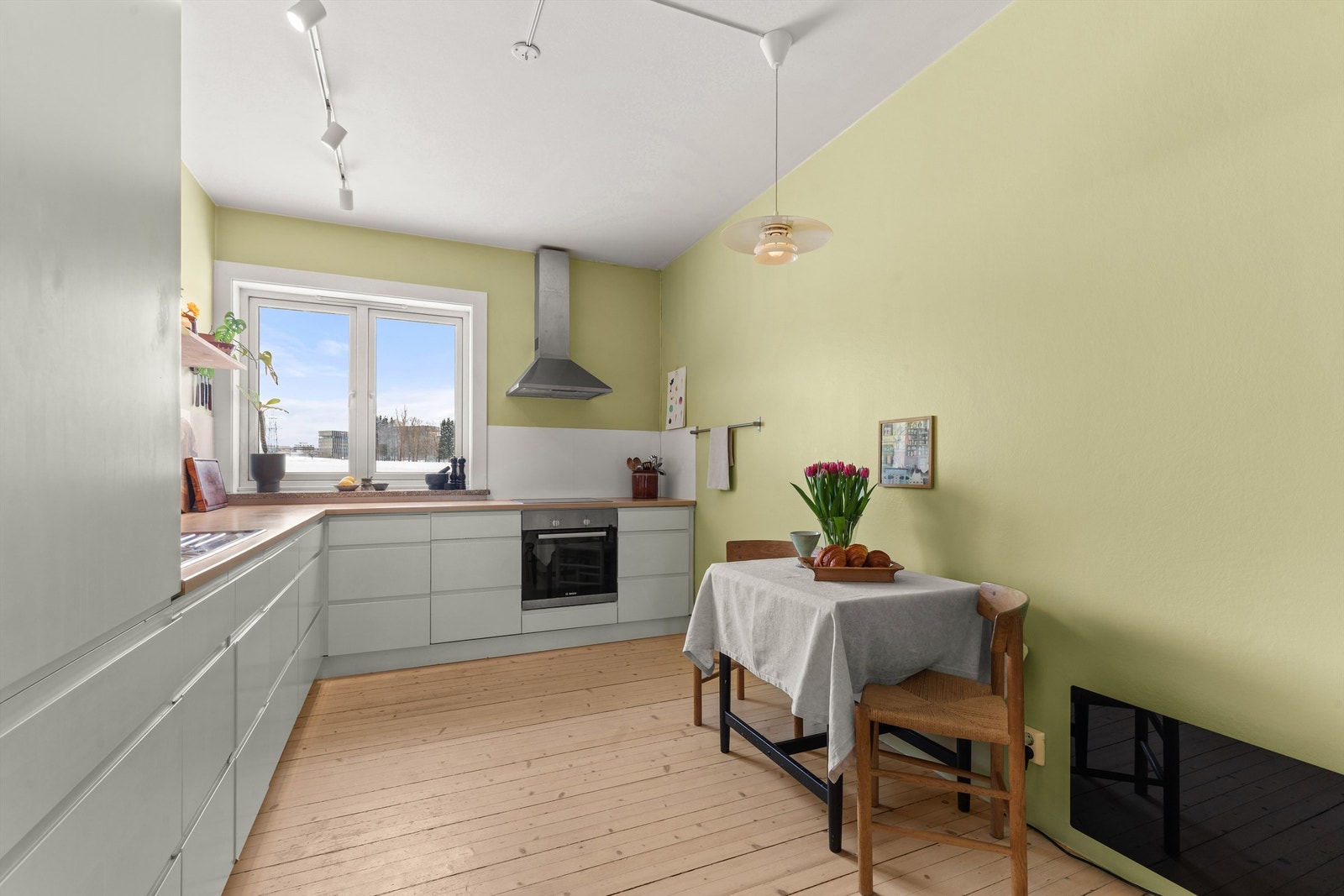 Det er rikelig med oppbevaringsplass i både skuffer og skap, og den store benkeplaten gjør det enkelt å diske opp lekre retter. Galleribilde