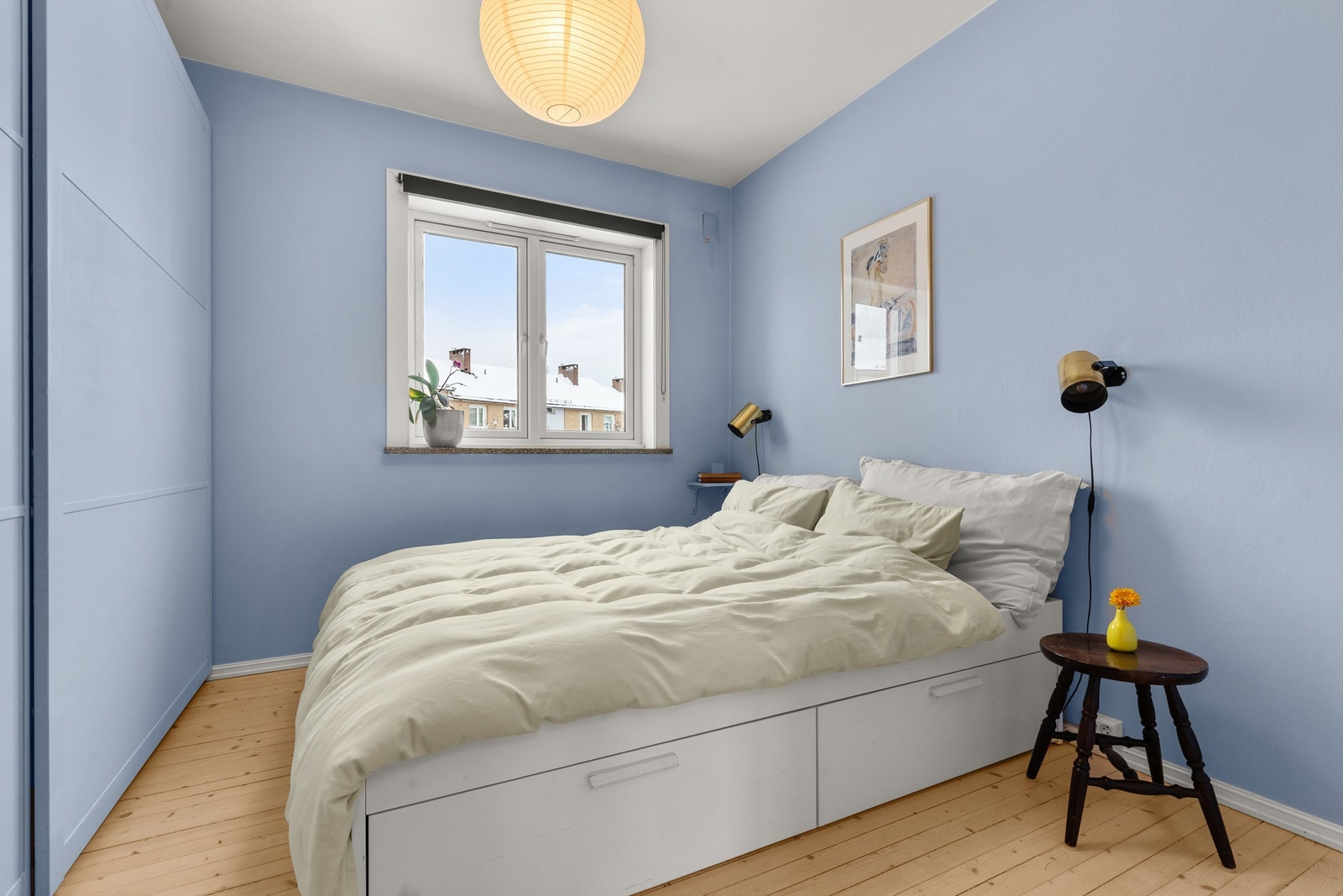 Hovedsoverommet er av god størrelse med plass til dobbeltseng og tilhørende nattbord. Galleribilde