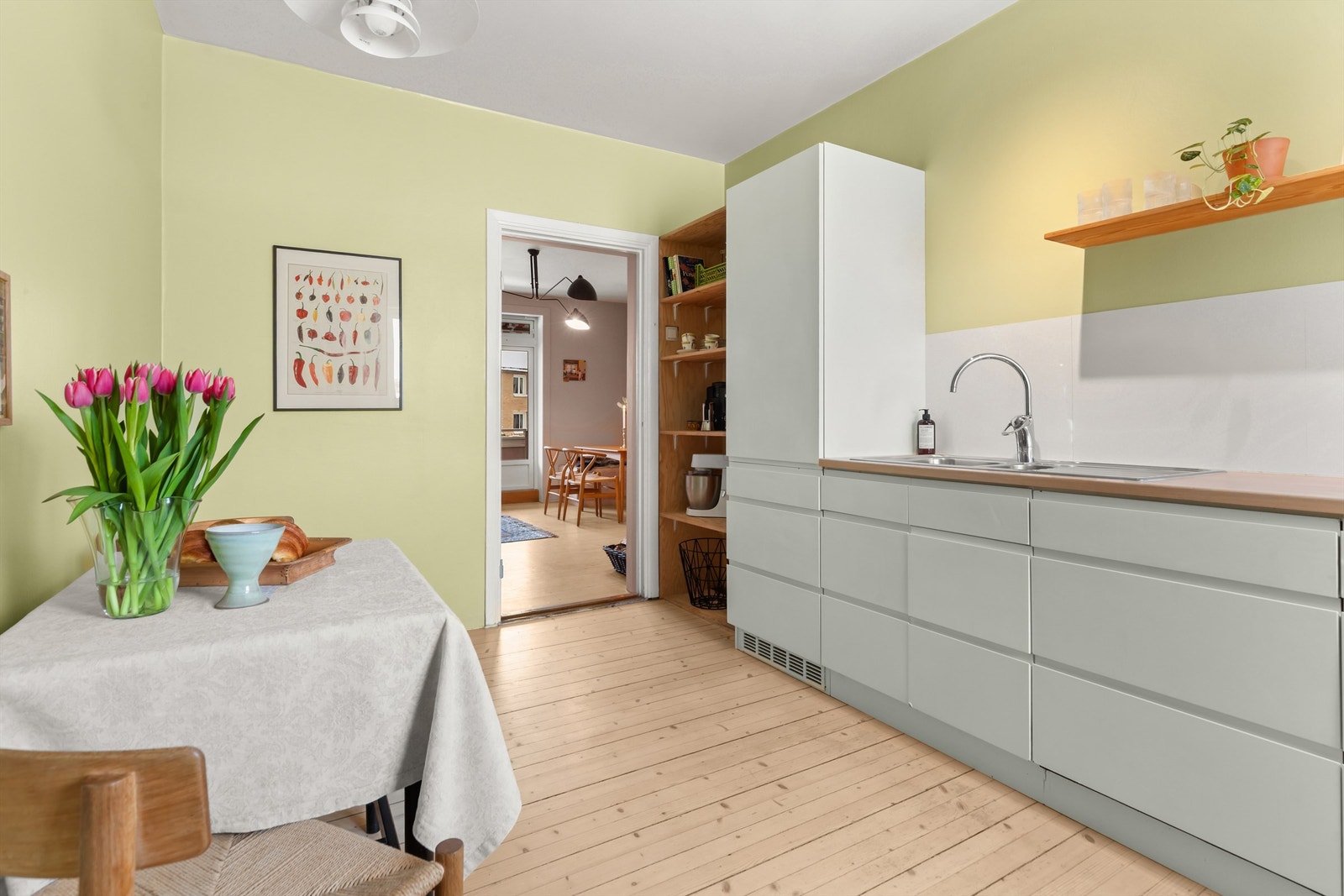 Her får du en egen sone for matlaging, med god arbeidsplass som gjør matlagingen enkel. Hvitevarene er sømløst integrert i innredningen og består av platetopp, stekeovn, oppvaskmaskin og kjøleskap med frys. Galleribilde