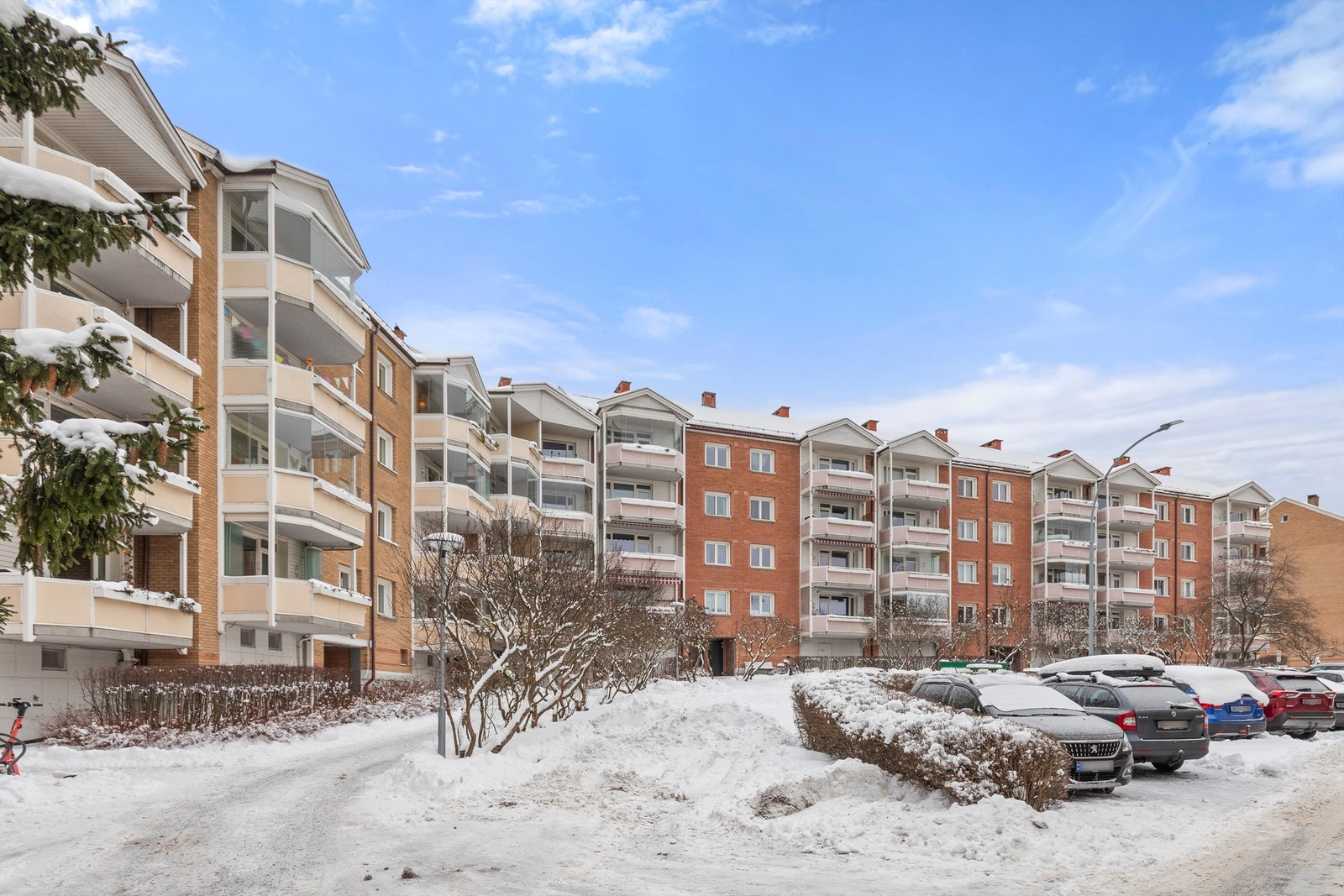 Området har en fin blanding av velholdte blokker og åpne grøntarealer. En av borettslagets nærmeste naboer er de store, flotte grøntområdene på Valle Hovin. Galleribilde