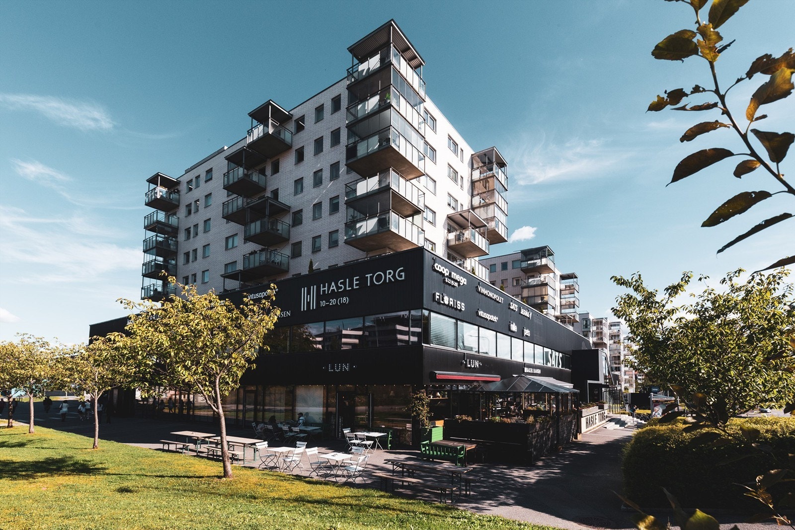 På Hasle Torg som ligger i gangavstand finnes det en rekke servicetilbud og butikker- som Baker Hansen, Jernia, Coop Mega, blomsterbutikken Floriss, SATS treningssenter, Nille, Vitusapotek og Vinmonopolet. Galleribilde