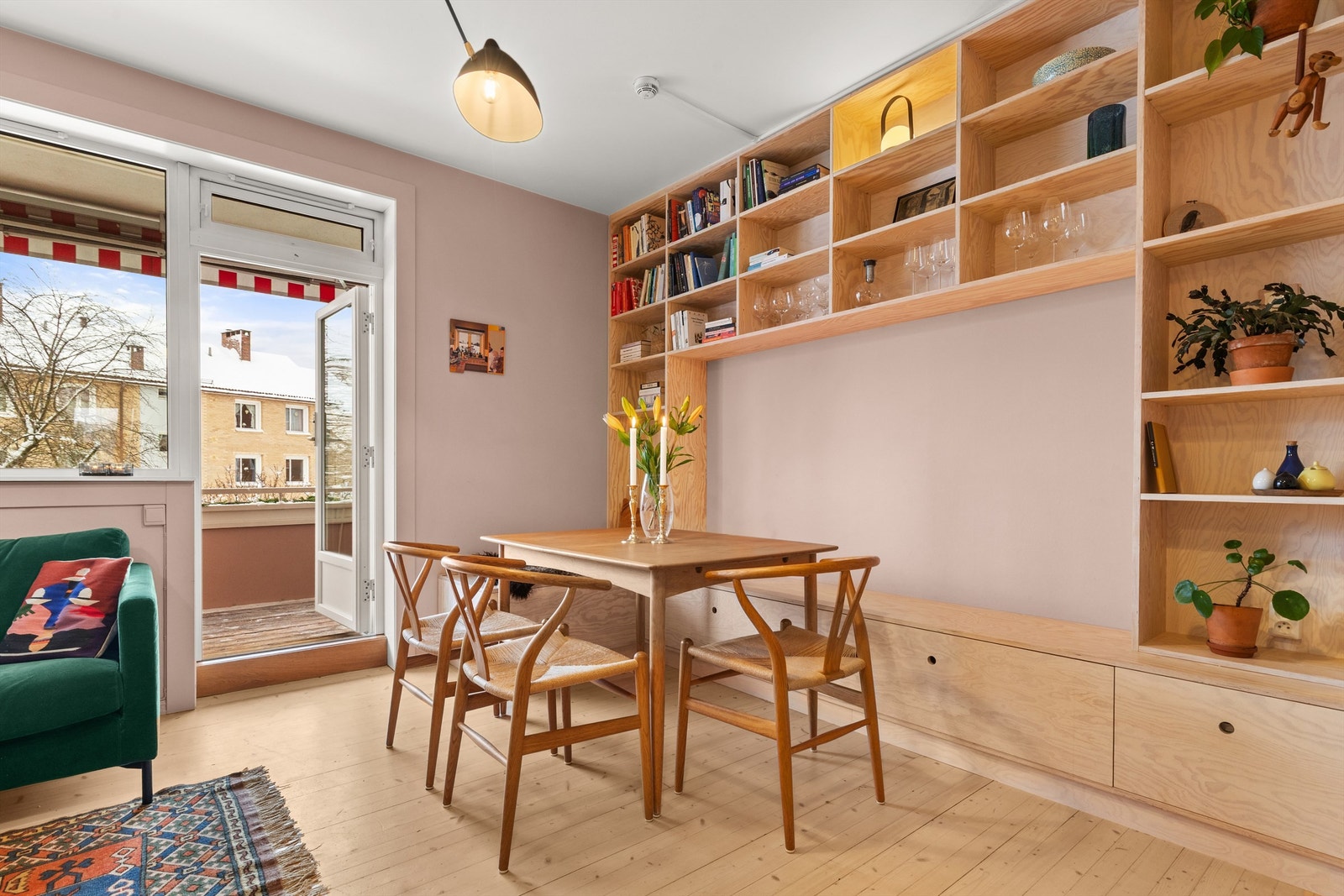 Det er rikelig med lysinnslipp fra store vindusflater, som skaper en åpen og luftig romfølelse. Galleribilde