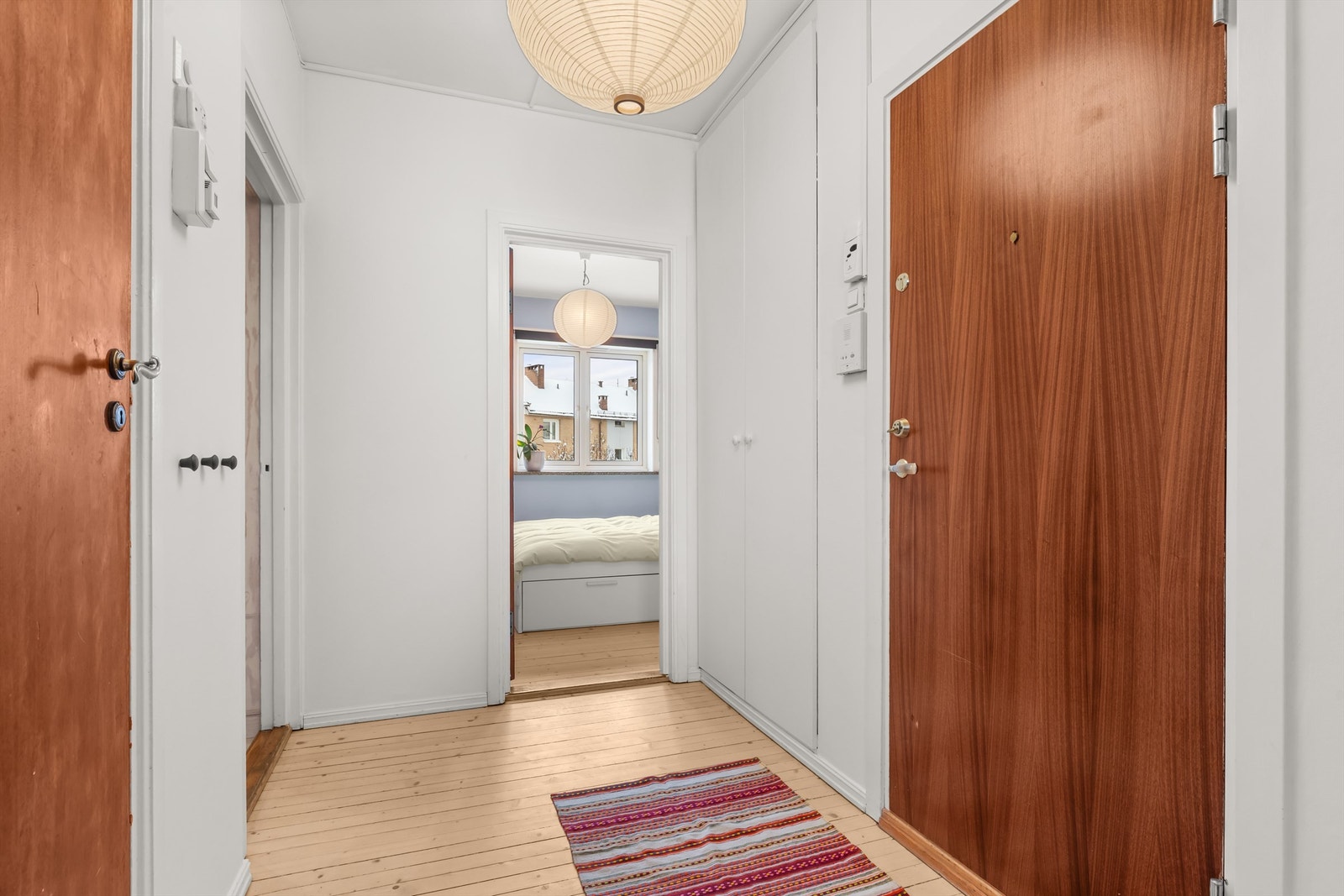 Her er det også god plass til oppbevaring i et innbygget garderobeskap/kott. Galleribilde