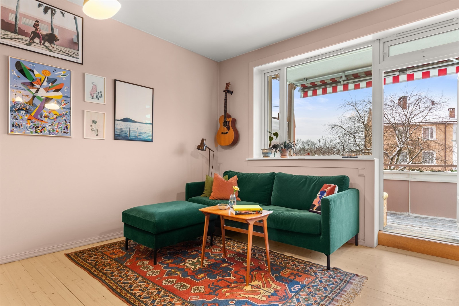 Stuen er lys og innbydende med god plass til å møblere med sofa, salongbord og TV-seksjon. Galleribilde