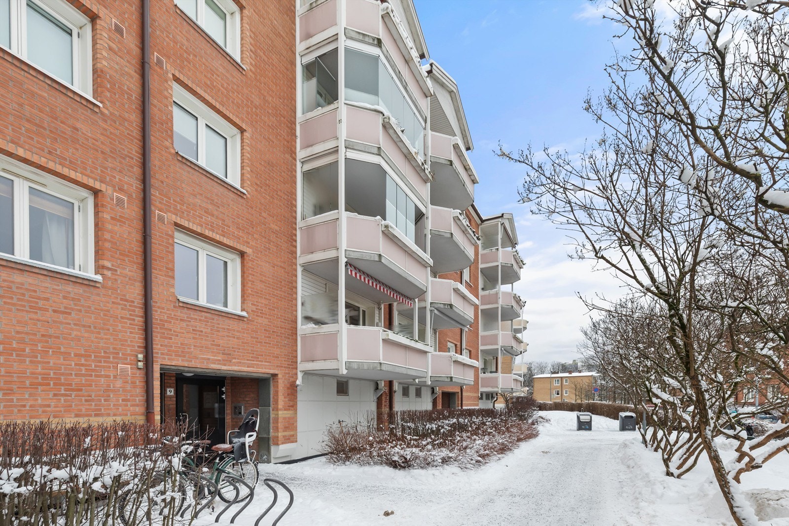 Leiligheten har en svært attraktiv beliggenhet, i et barnevennlig område på Hovin og nærmere bestemt i Lilleberg borettslag. Galleribilde