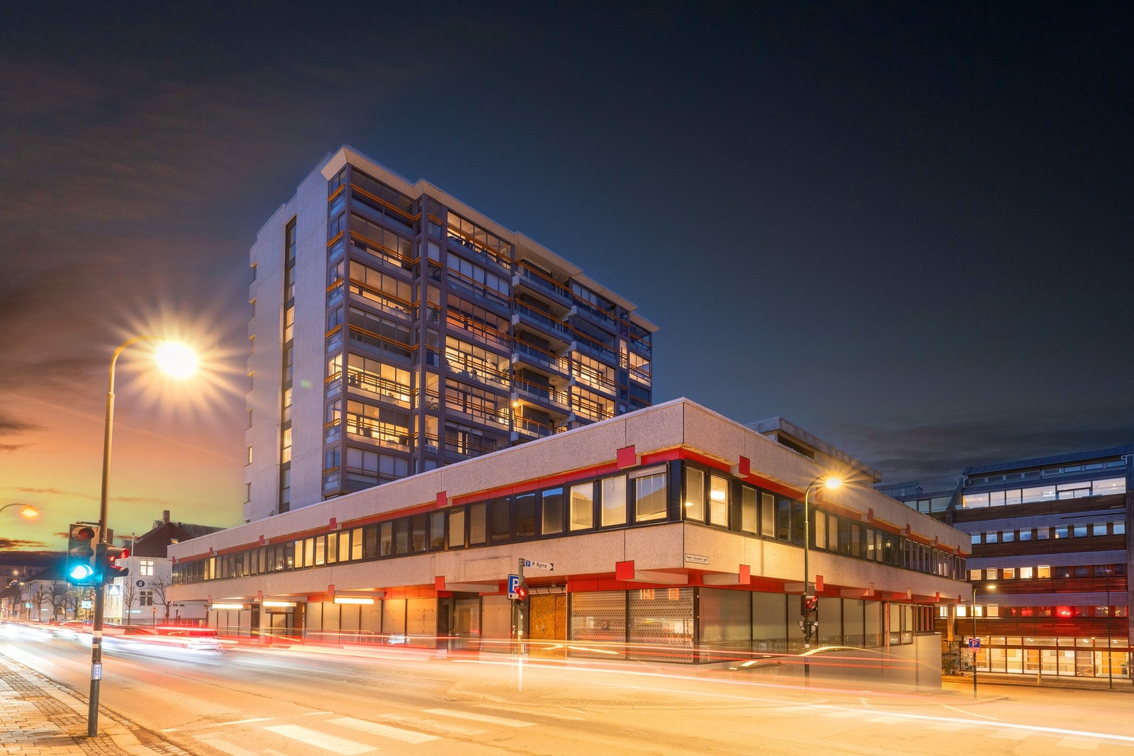 Beliggenheten er en av boligens sterkeste sider. Midt i sentrum med under 5 min gange til Vågen. Galleribilde