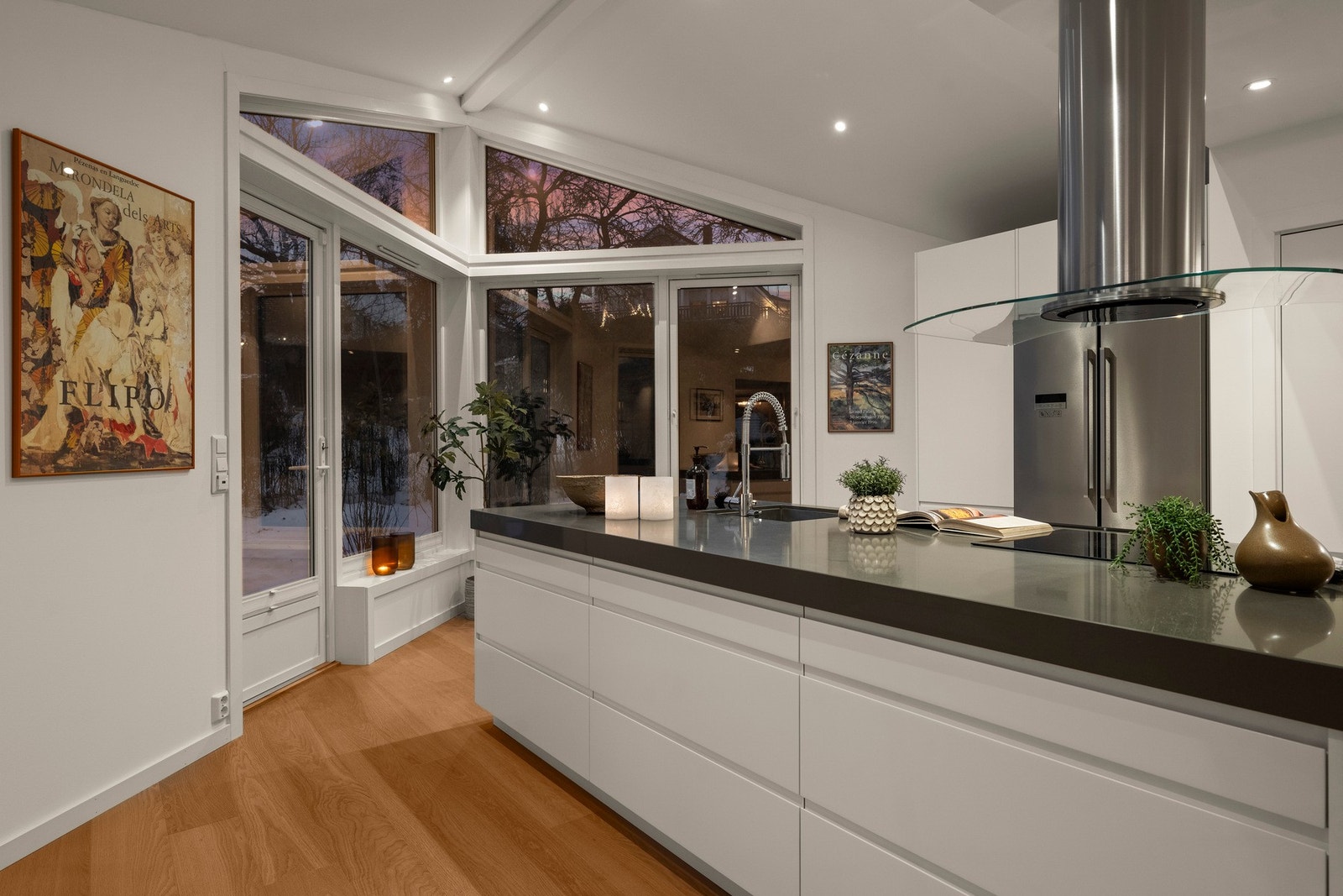 Nydelig kjøkken med stilrent tilvalg. Galleribilde