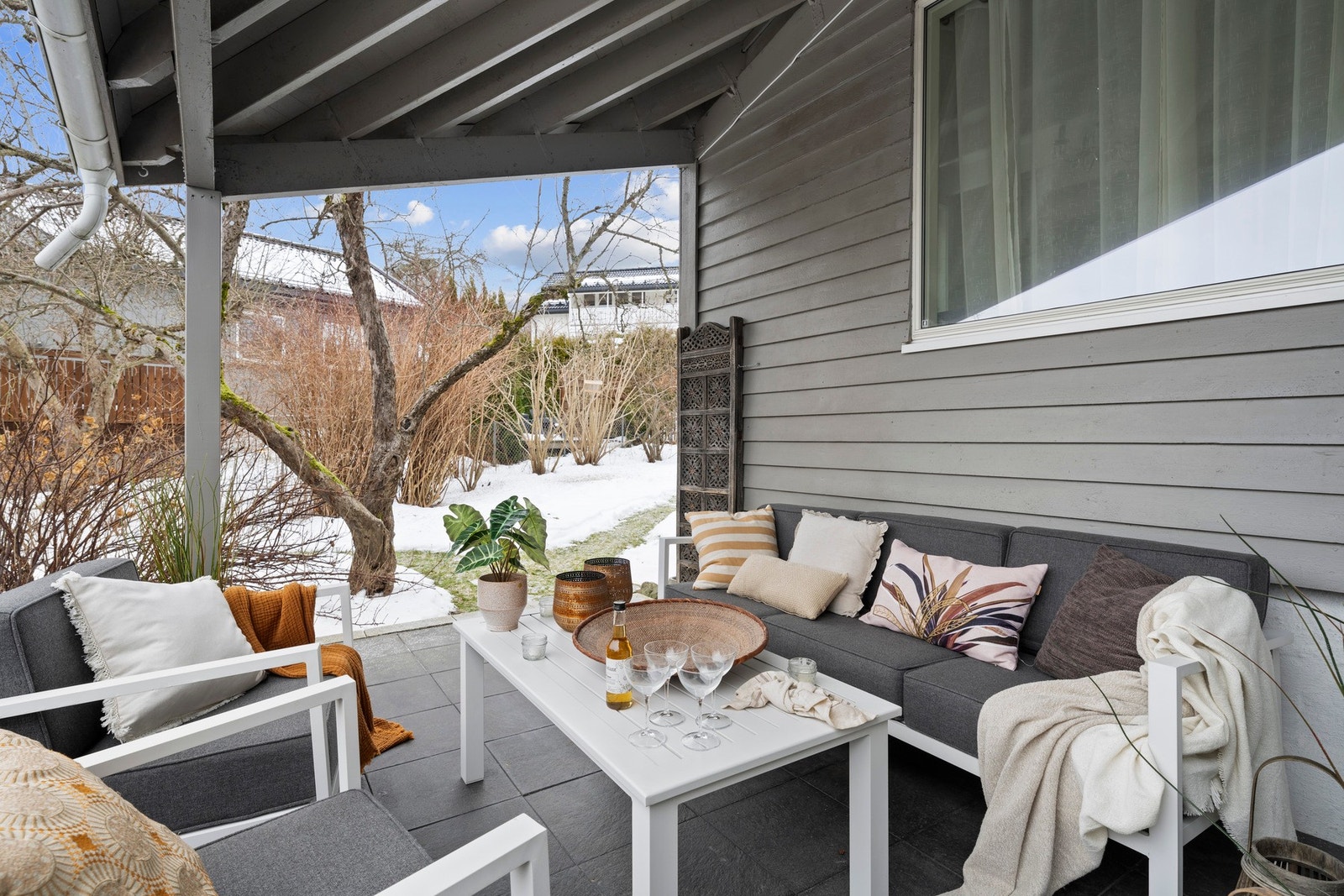 Flott uterom med god plass til sosiale soner Galleribilde