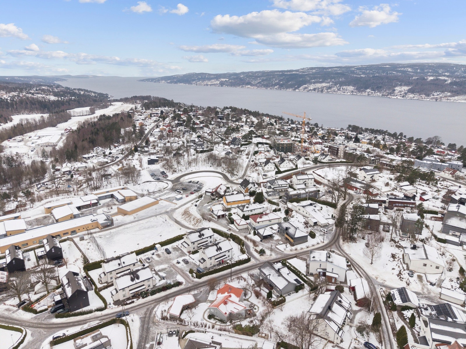 Ekeveien 20 har en svært attraktiv og barnevennlig beliggenhet i et rolig og etablert boligområde i Drøbak, med trygge omgivelser og lite gjennomgangstrafikk. Galleribilde