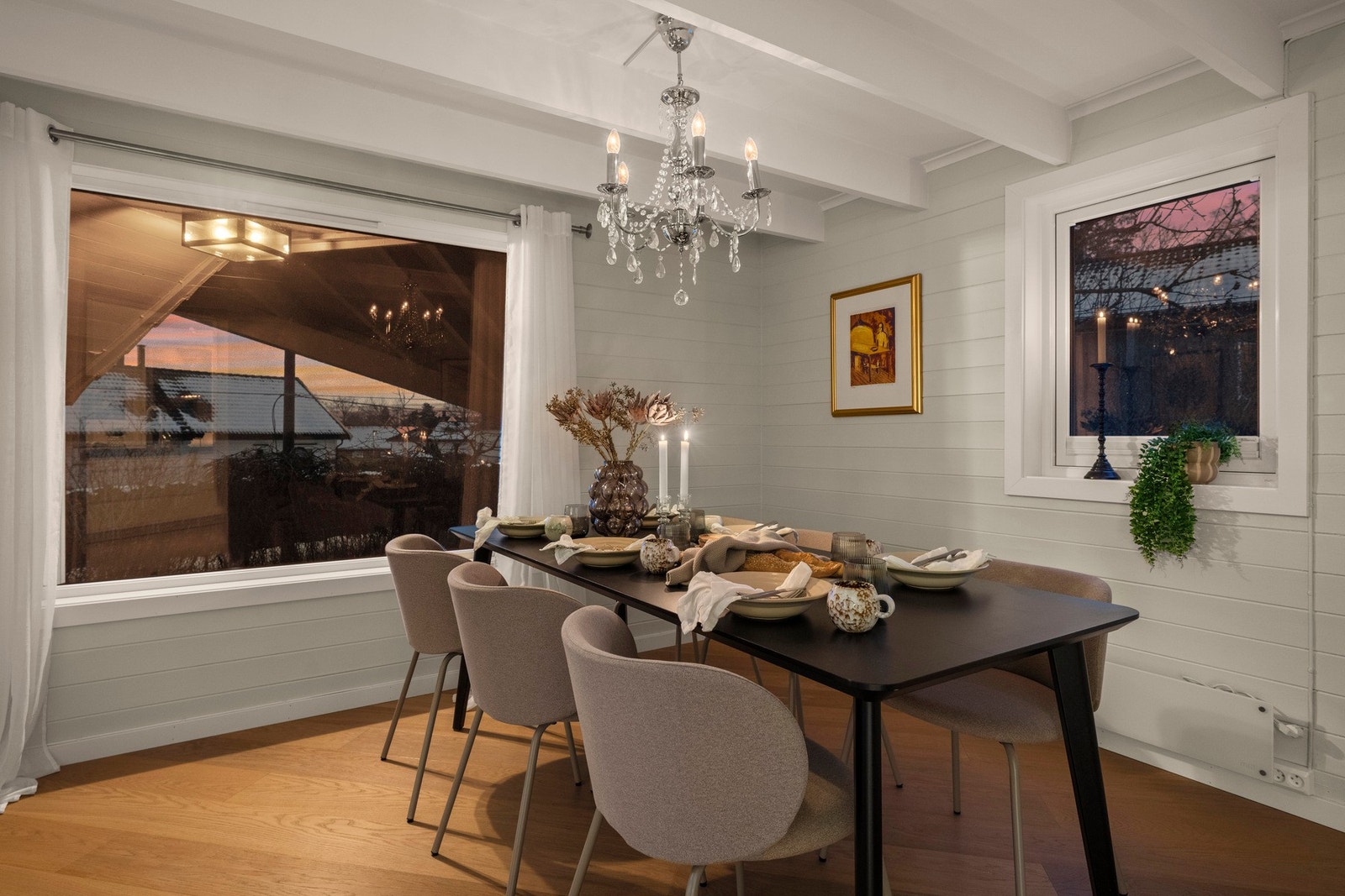 Spisestue med naturlig plassering mot kjøkkenet, et hyggelig samlingspunkt med god plass til både hverdagsmiddager og lange helgefrokoster. Galleribilde