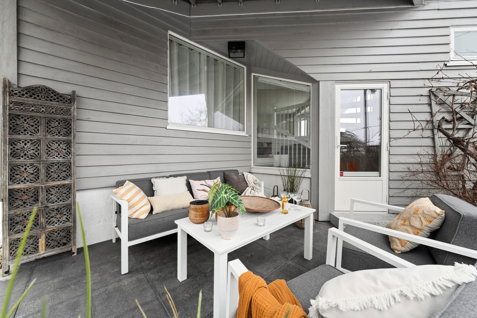 Terrasse med overbygg som forlenger oppholdsrommet i sommerhalvåret. Galleribilde