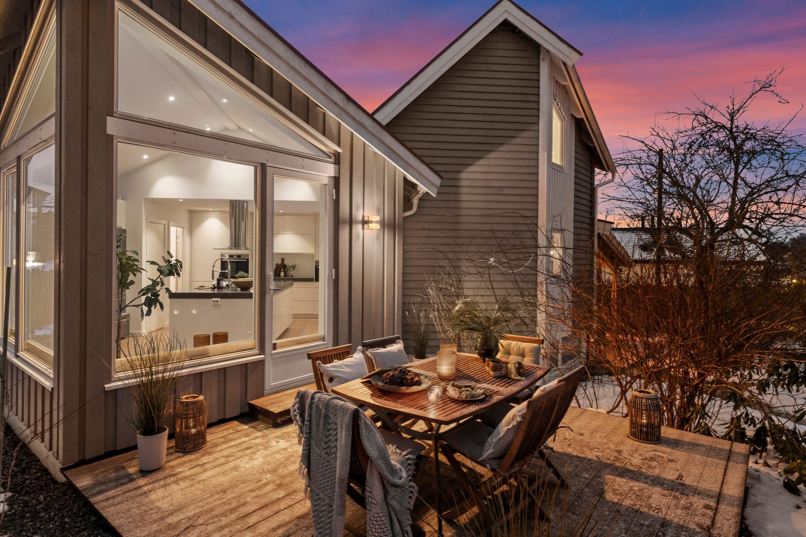 Solrik og innbydende uteplass med god plass til utemøbler Galleribilde