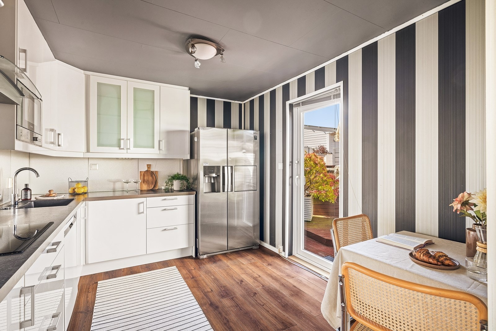 Fra kjøkkenet kan du gå rett ut til terrassen på baksiden av huset. Galleribilde