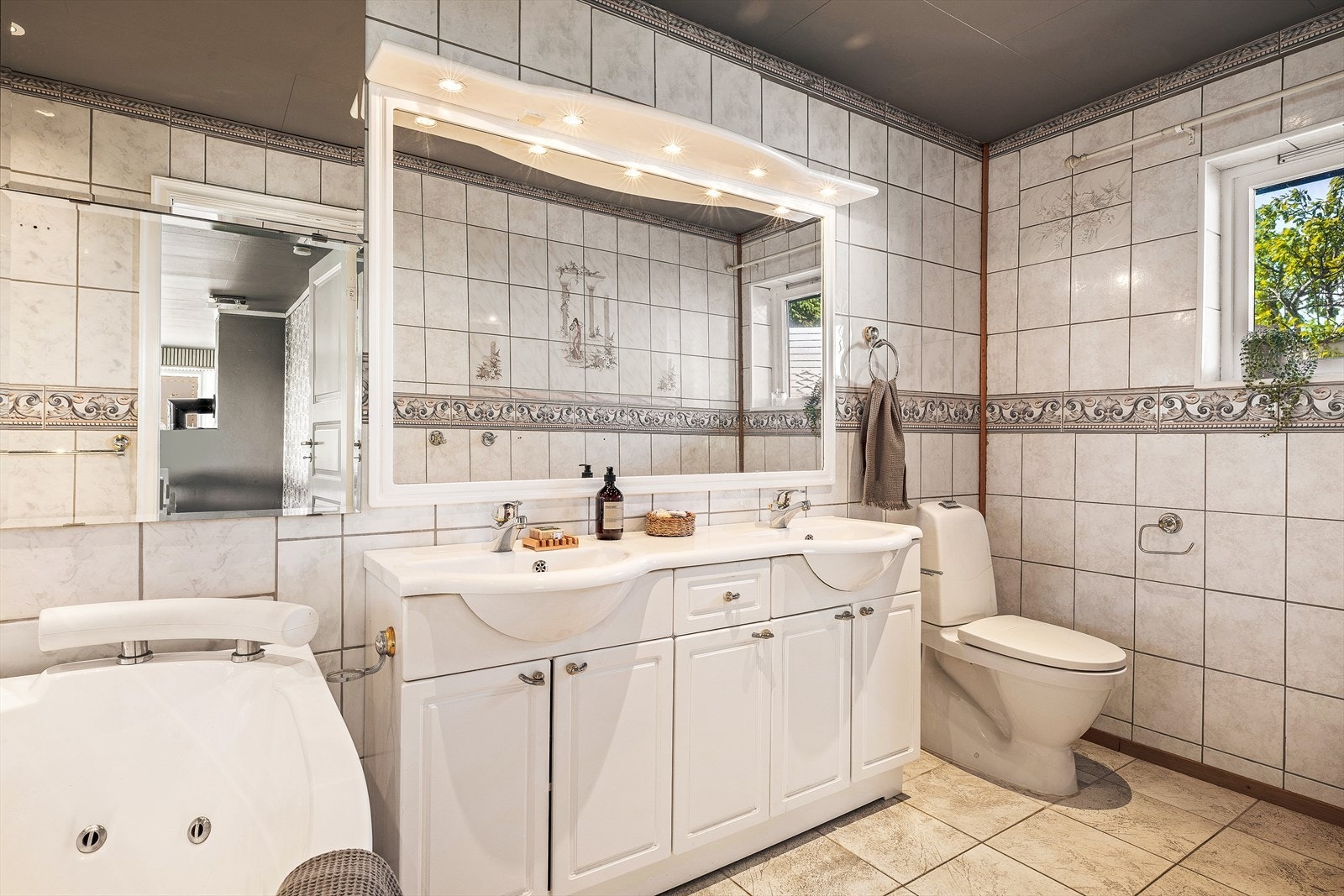 Badet i andre etasje er også helfliset med varmekabler i gulvet. Galleribilde