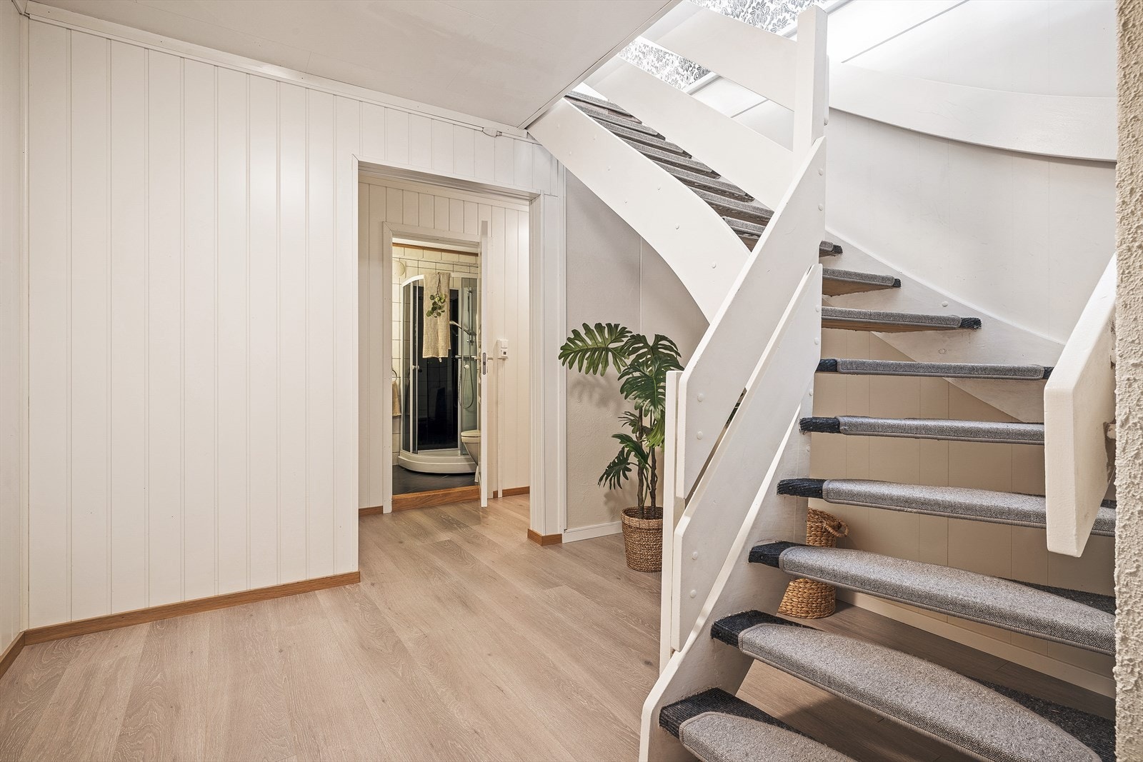 Boligen har en lys og romslig gang. Galleribilde