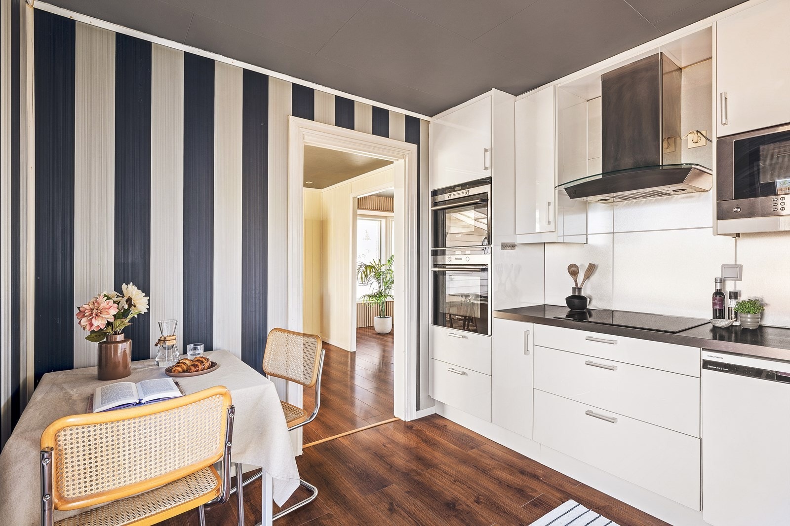 Kjøkkenet har integrert induksjonsplatetopp, stekeovn, integrert mikrobølgeovn og opplegg for oppvaskmaskin. Galleribilde