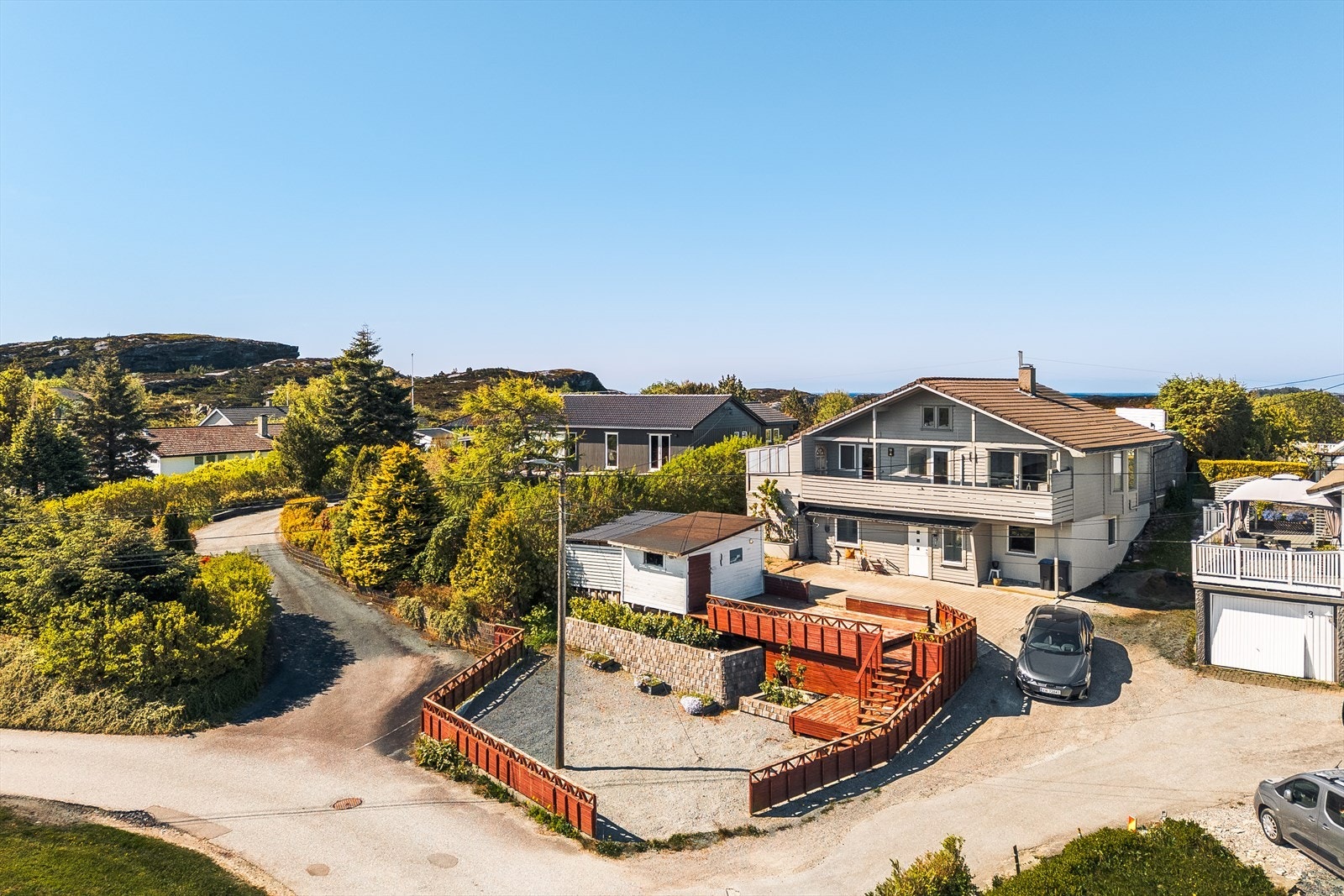 Enkle adkomsten til eiendommen med ingen trapper og muligheter til å kjøre helt opp til døren. Galleribilde