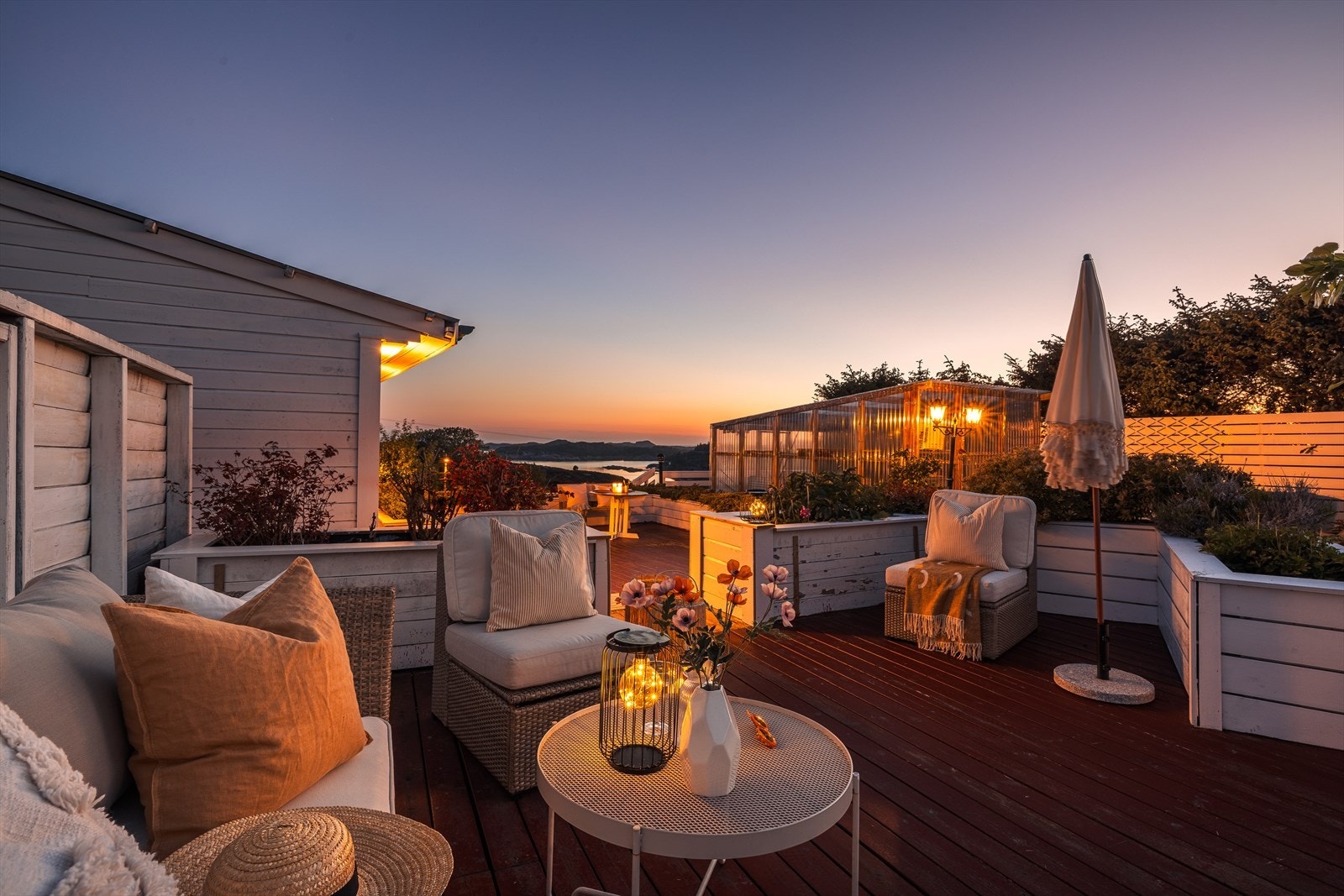 På vestsiden av boligen har du en terrasse på ca 110 kvm! Galleribilde