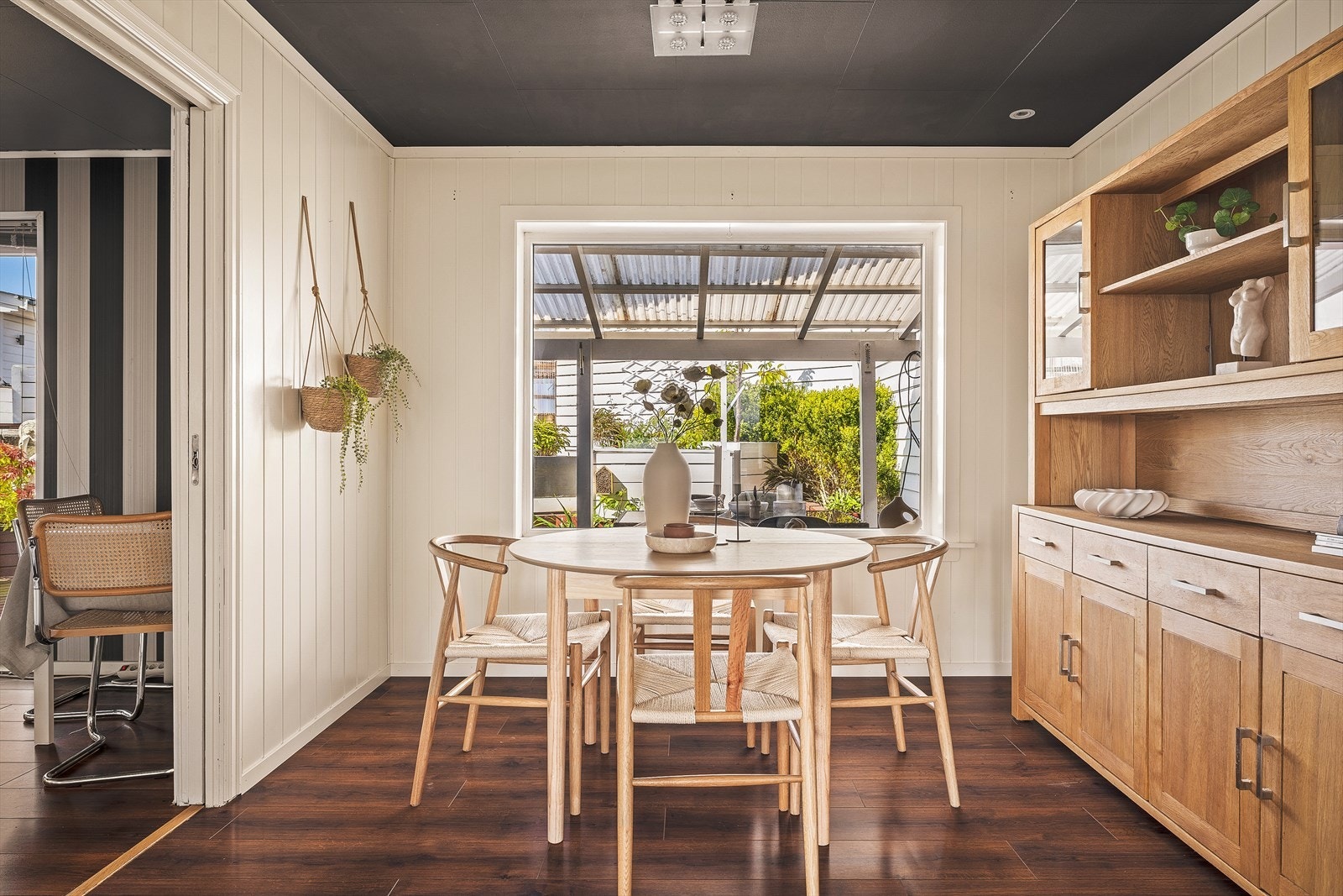 Fra stuen har du adkomst til en trivelig spisestue. Galleribilde