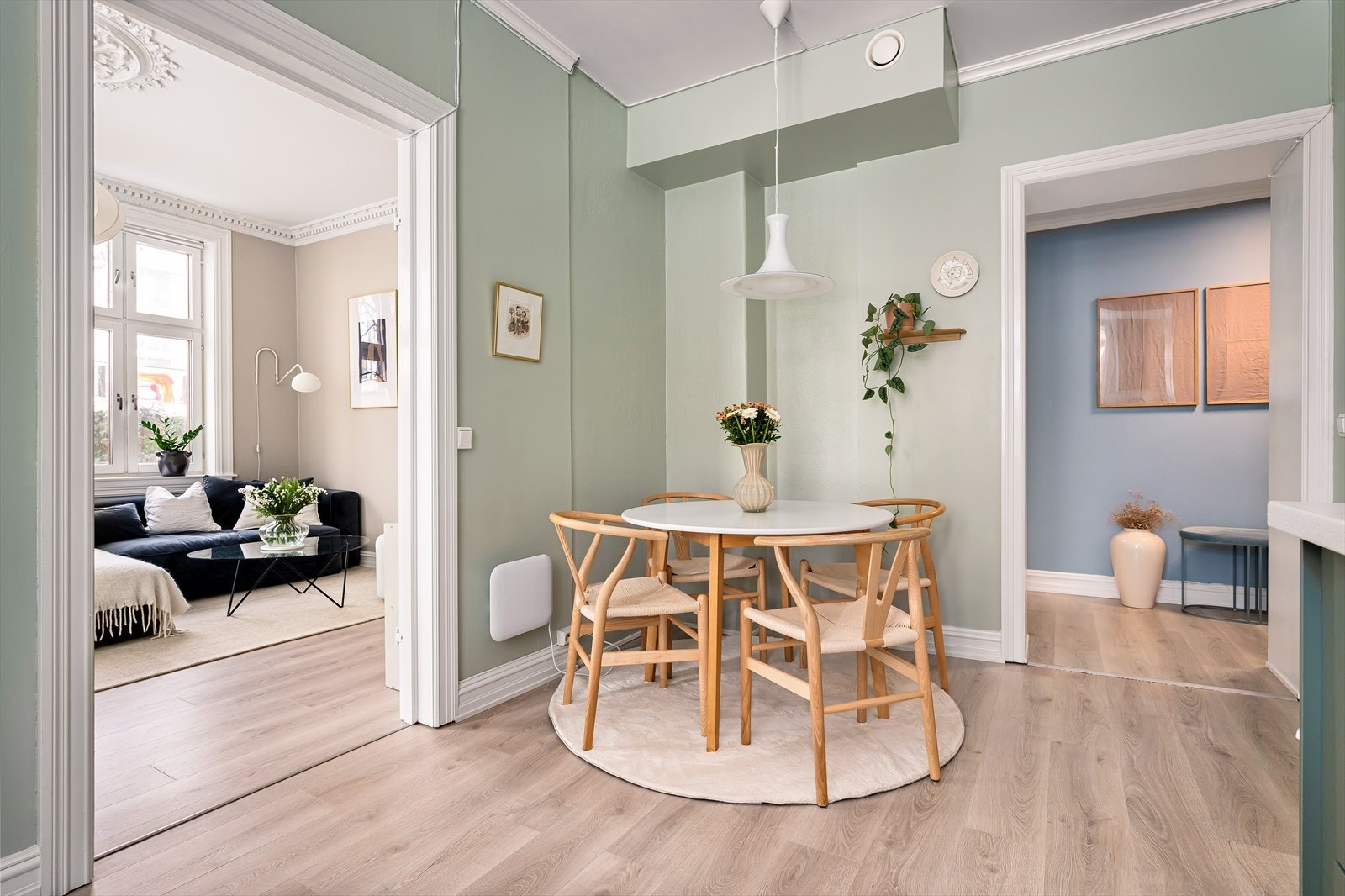 Rommet er av god størrelse, med plass til en mindre spisesone i hjørnet. Galleribilde