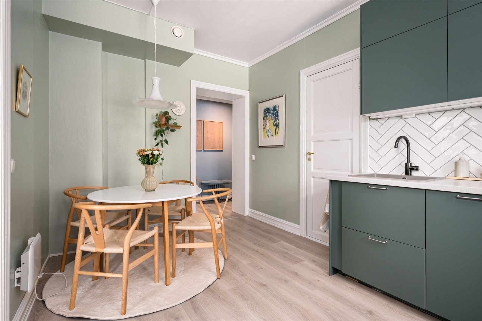 Hvitevarene er integrerte, og det er ventilator med kullfilter. Galleribilde