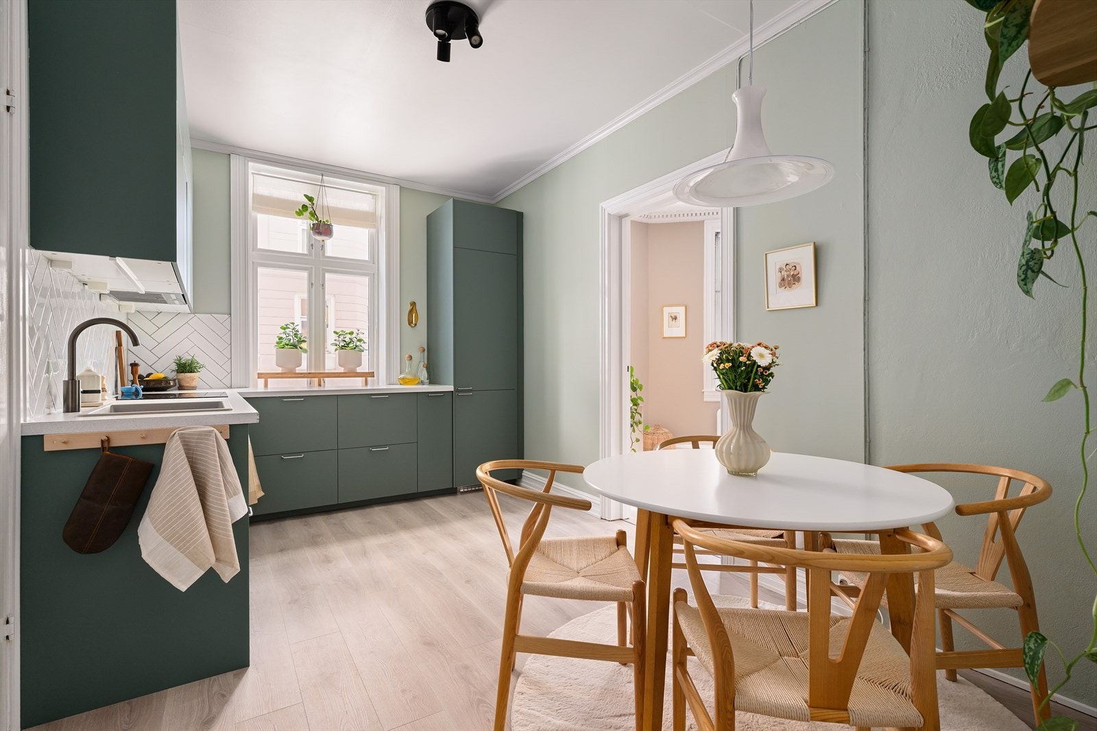 Kjøkkenet ligger sentralt midt i leiligheten mellom stuen og soverommet. Galleribilde