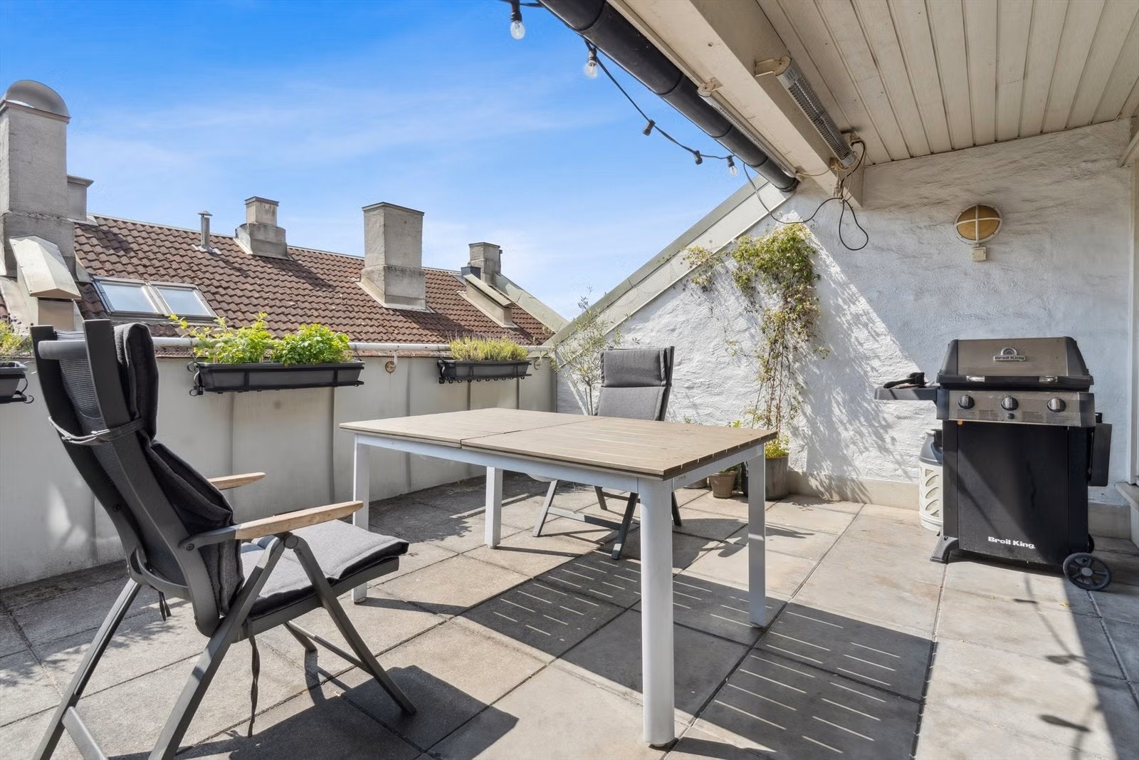 Det er felles takterrasse i borettslaget, åpen for alle beboere til å nyte sol og måltider. Galleribilde