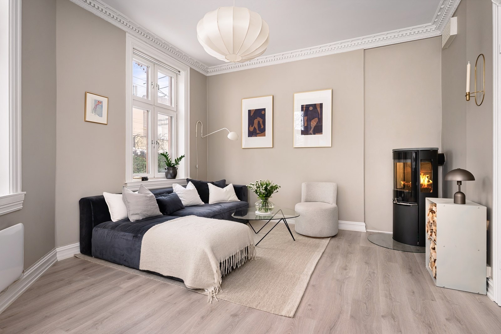 Stuen har moderne overflater med nytt gulv og nymalte vegger fra 2021. Galleribilde