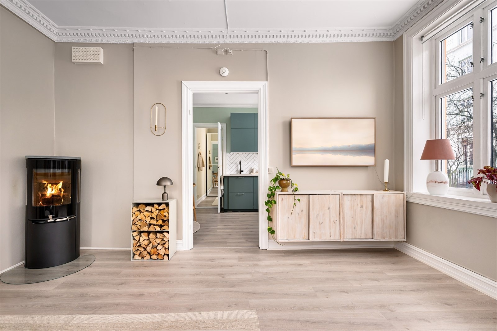 Overflatene er malt i tidsriktige farger som kler leiligheten godt. Galleribilde