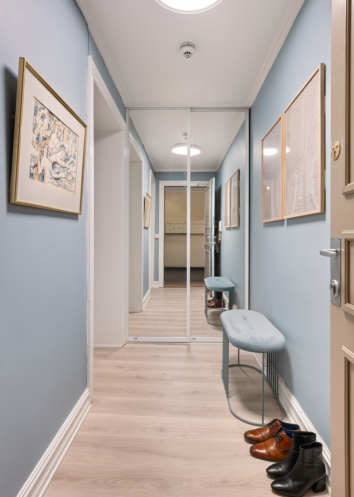 Du ønskes velkommen inn fra inngangsdøren til en romslig entré med PAX-garderobeløsning. Galleribilde