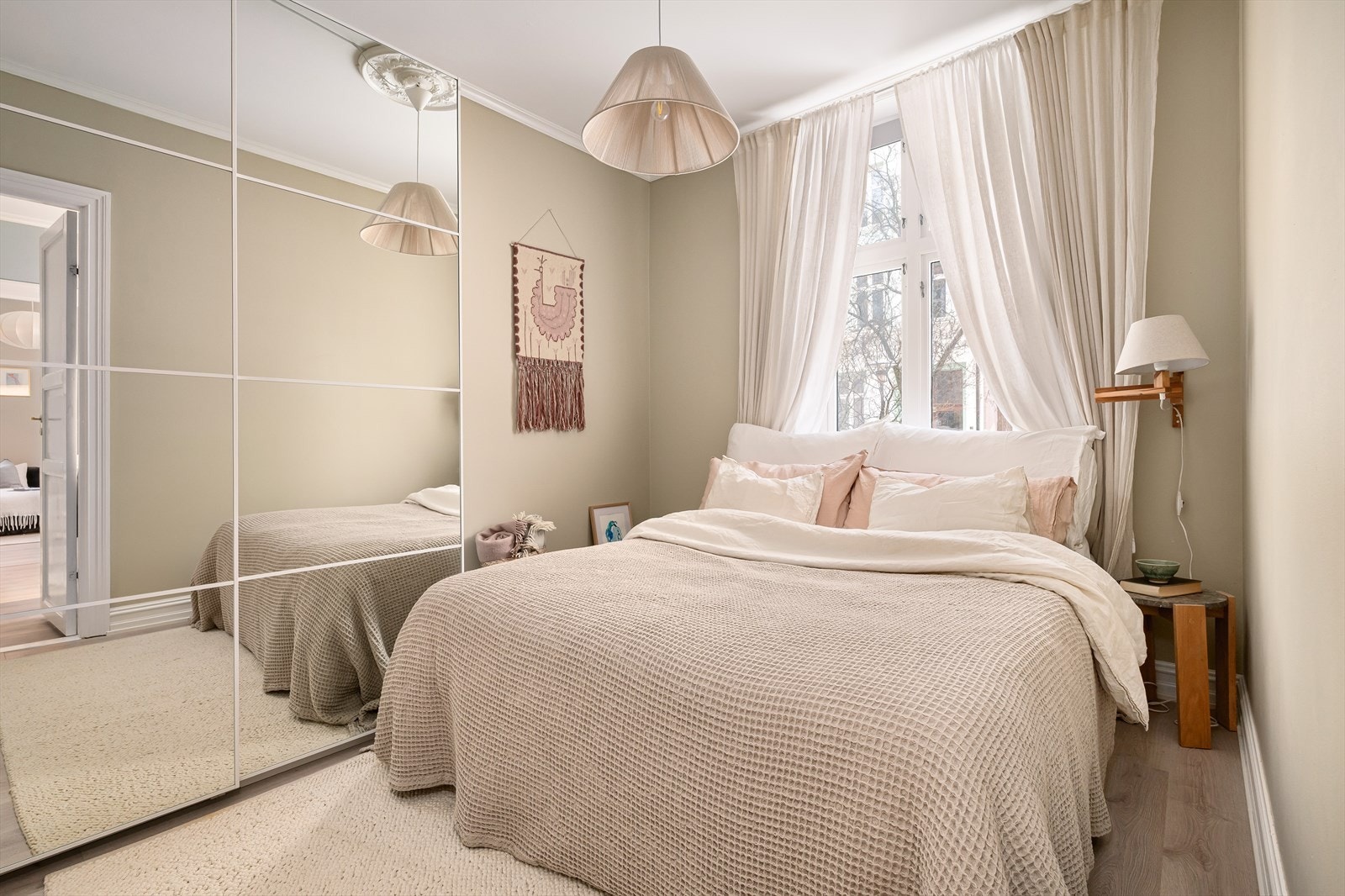 Et slikt lunt og rolig soverom skal du lete lenge etter! Nytt gulv med gulvlister fra 2021 og malt himling fra 2022. Galleribilde