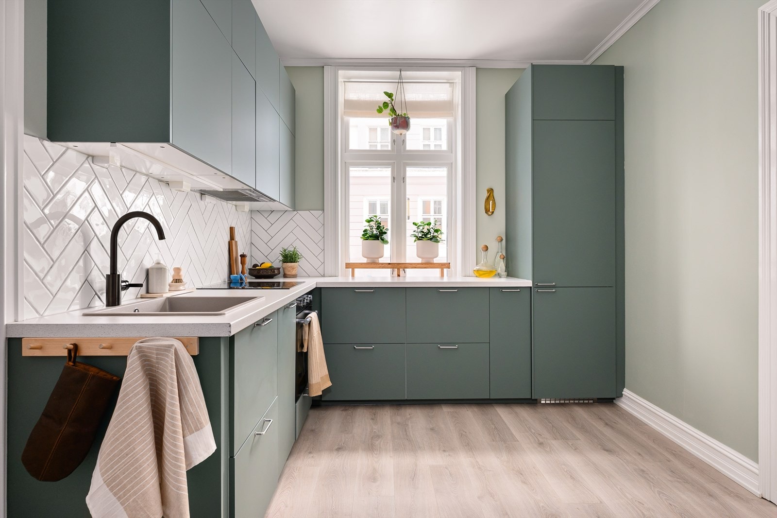 Kjøkkenet ble pusset opp med ny IKEA-innredning i 2021. Det er fliser over benkeplaten som gir et praktisk og stilrent uttrykk. Galleribilde