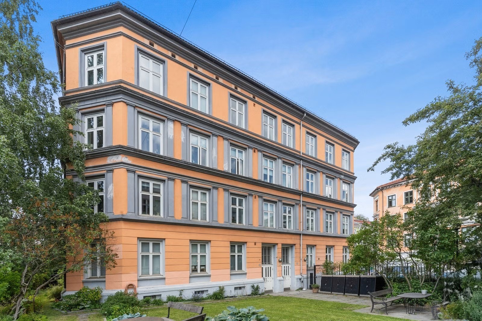 Leiligheten har en flott hjørnebeliggenhet i en klassisk bygård i Gamlebyen. Galleribilde