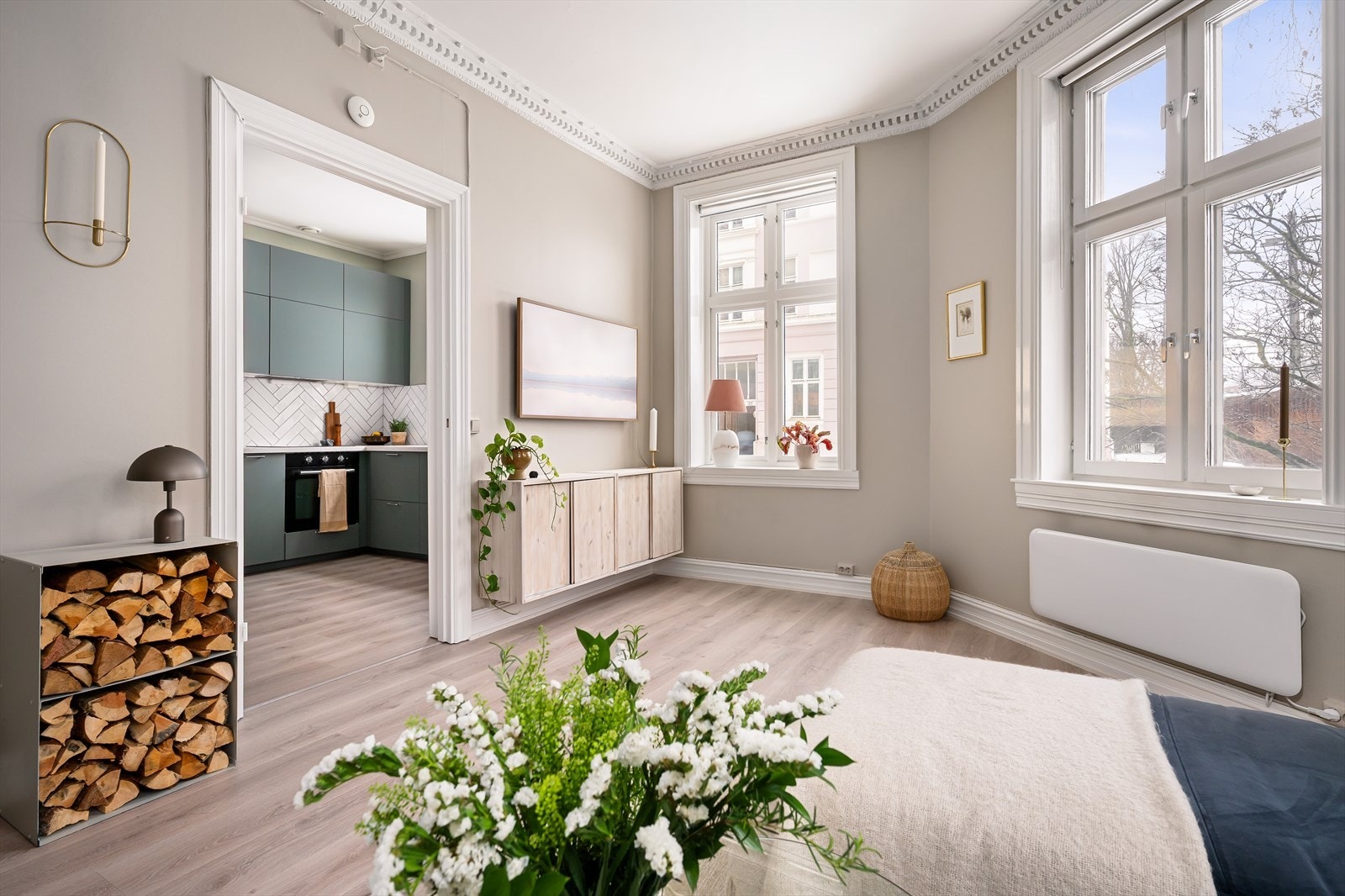 Rommet byr på en god takhøyde og store vindusflater langs hele veggen, noe som gir rommet en luftig atmosfære. Galleribilde