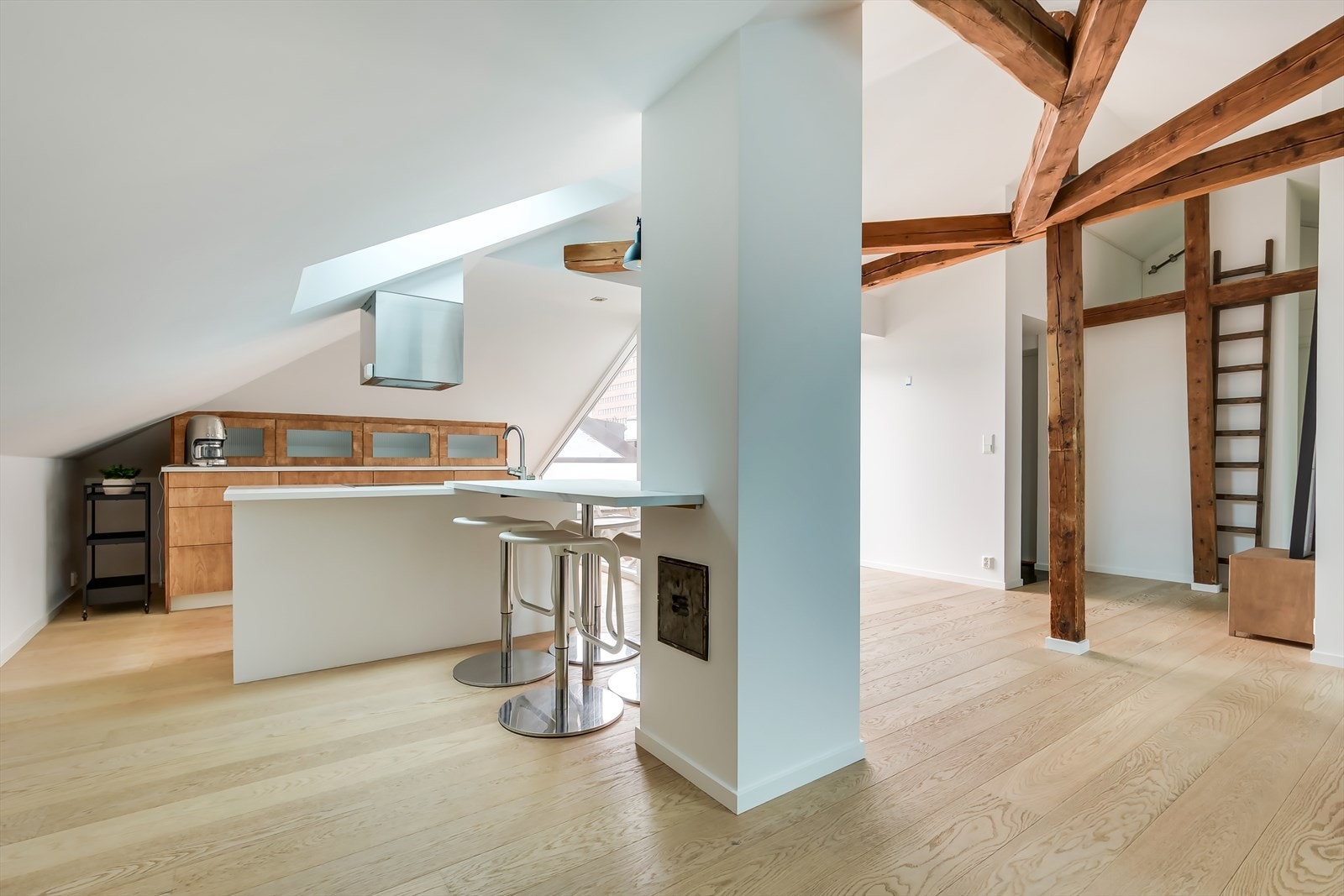 Boligen har god plass til et spisebord, her kan du enkelt invitere gode venner og familie til hyggelig lag! Galleribilde