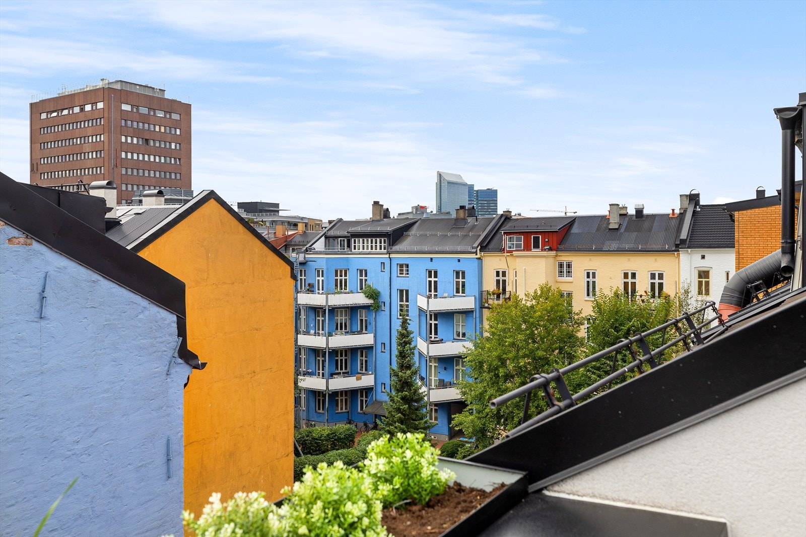 Fra terrassen er det fin utsikt med lite innsyn. Galleribilde