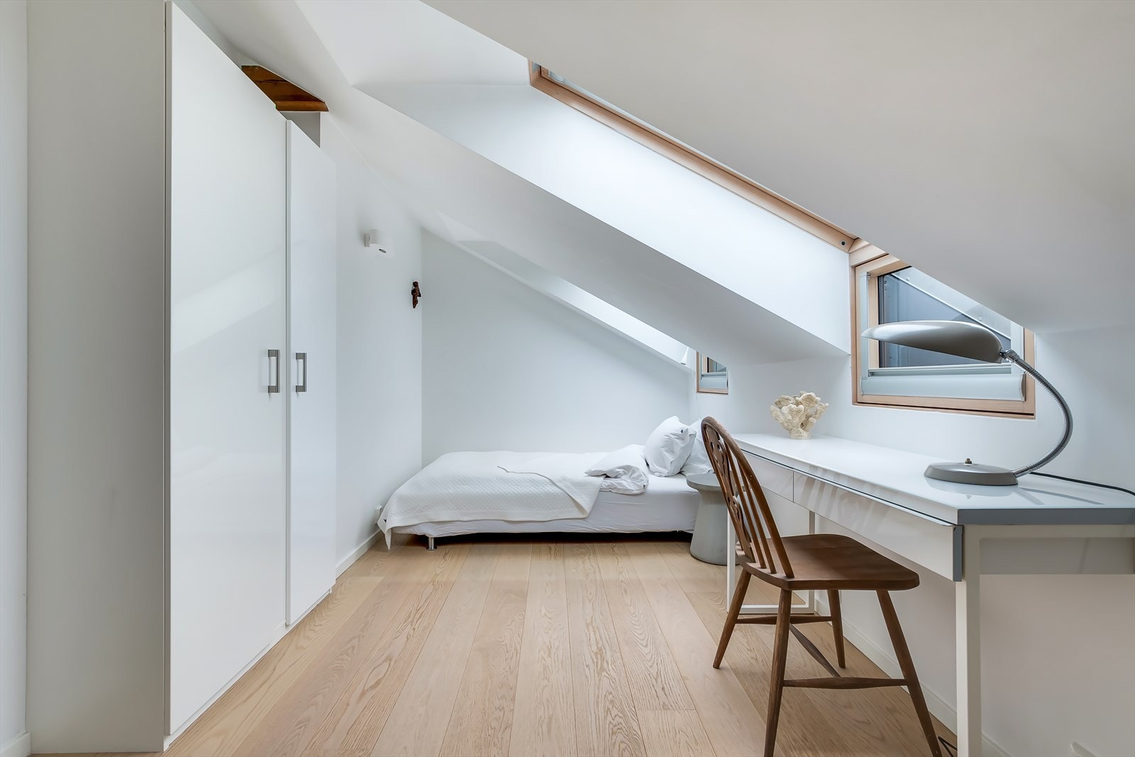 Soverom II er romslig, med god plass til større seng, nattbord, garderobe og skrivebord. Galleribilde