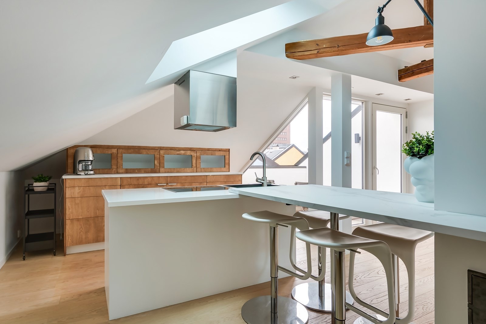 Du finner også en praktisk kjøkkenøy som fungerer som spisebord i forbindelse med kjøkkenet. Galleribilde