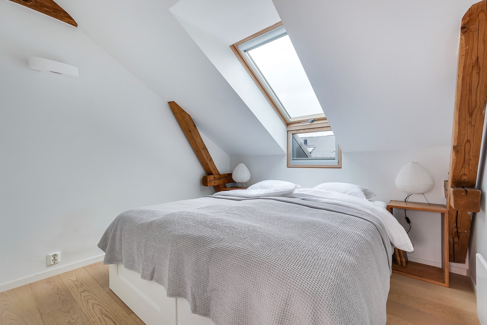 Hovedsoverommet er romslig med god plass til dobbeltseng og nattbord. Galleribilde