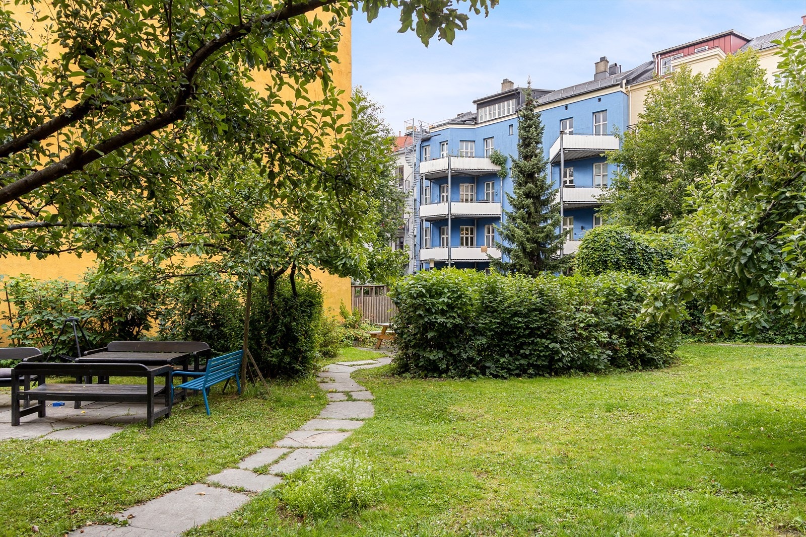 Idyllisk bakgård med sittegruppe for beboerne. Galleribilde