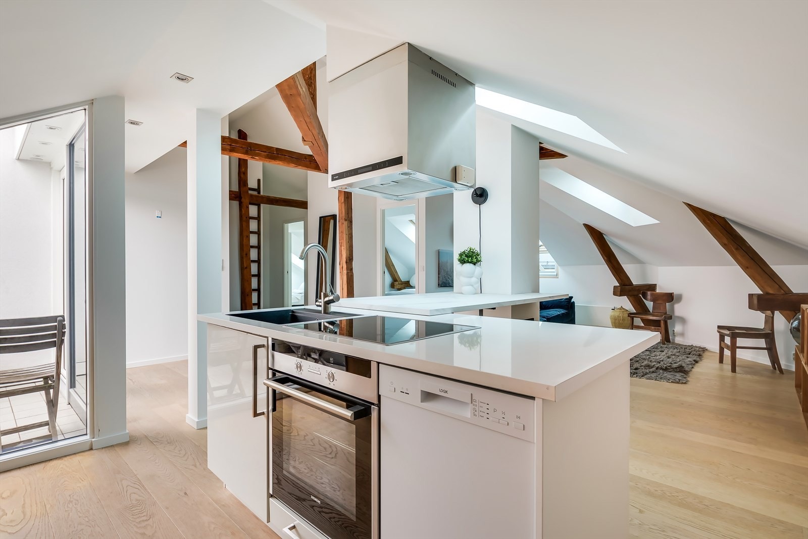 Integrert i innredningen er ovn, induksjon platetopp, benkekjøleskap, benkefryseskap og oppvaskmaskin. Galleribilde