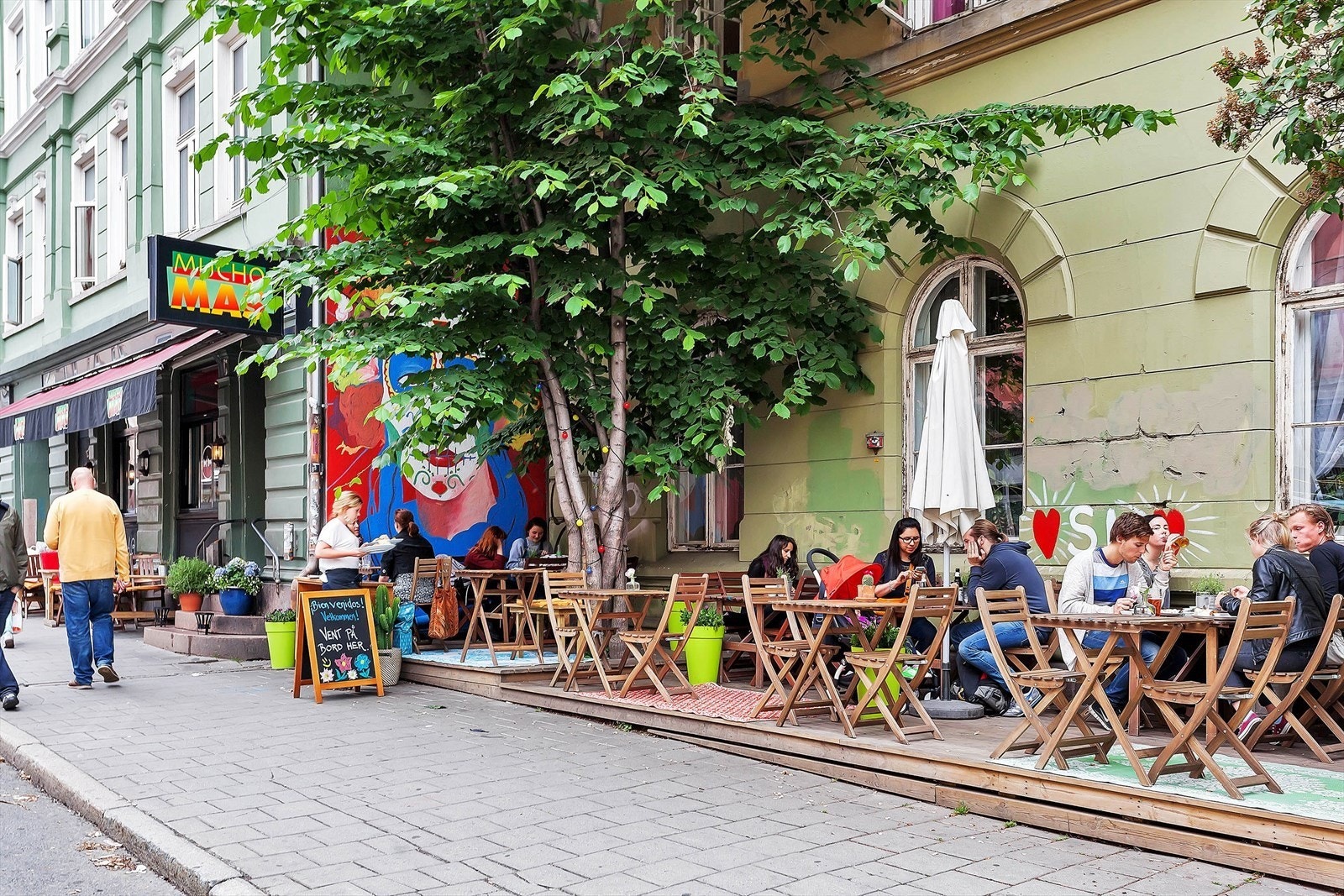 På Løkka finner du byens beste utvalg av spisesteder og hyggelige uteserveirnger! Galleribilde