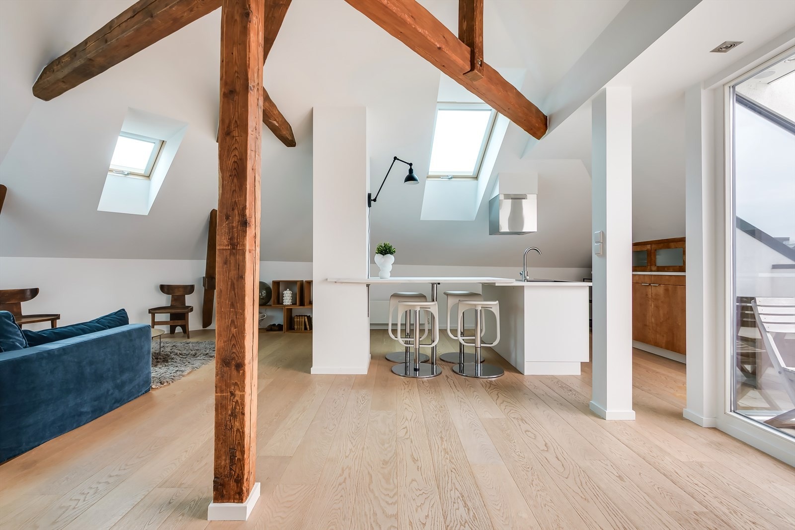 Den åpne løsningen gir et flott samspill mellom stue- og kjøkkendel. Galleribilde