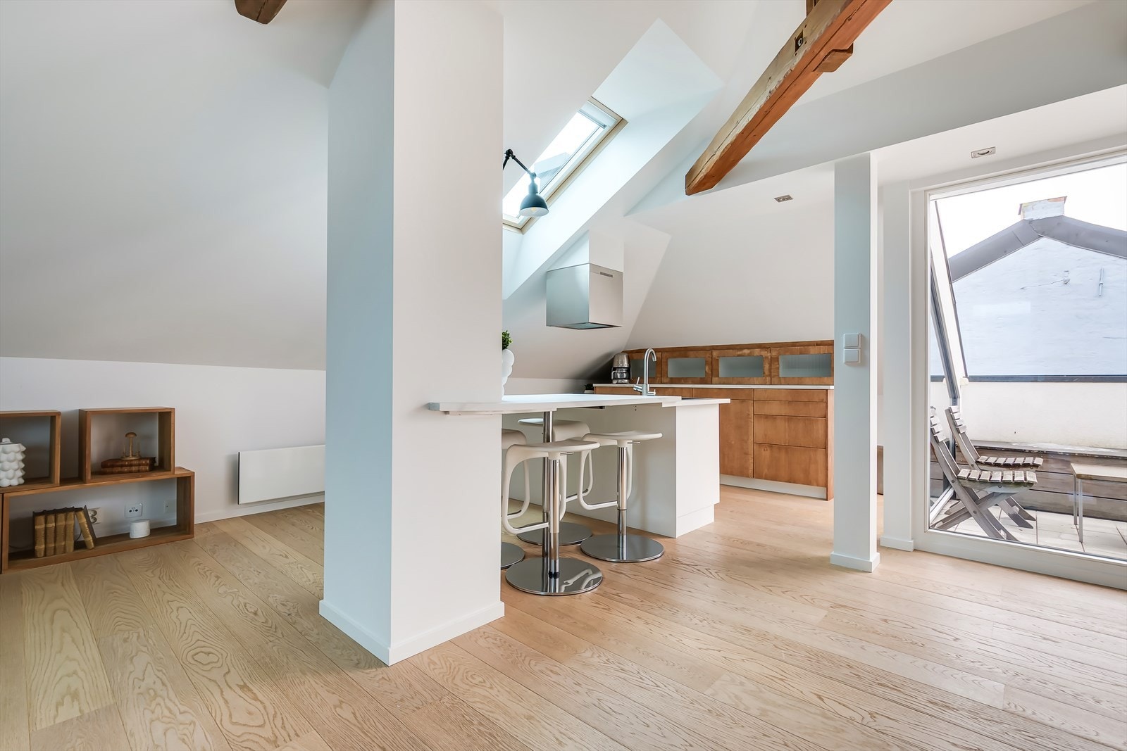 Kjøkkenet er lyst og luftig med høyglansfronter/oljet bjerkefièr og laminert benkeplate. Galleribilde