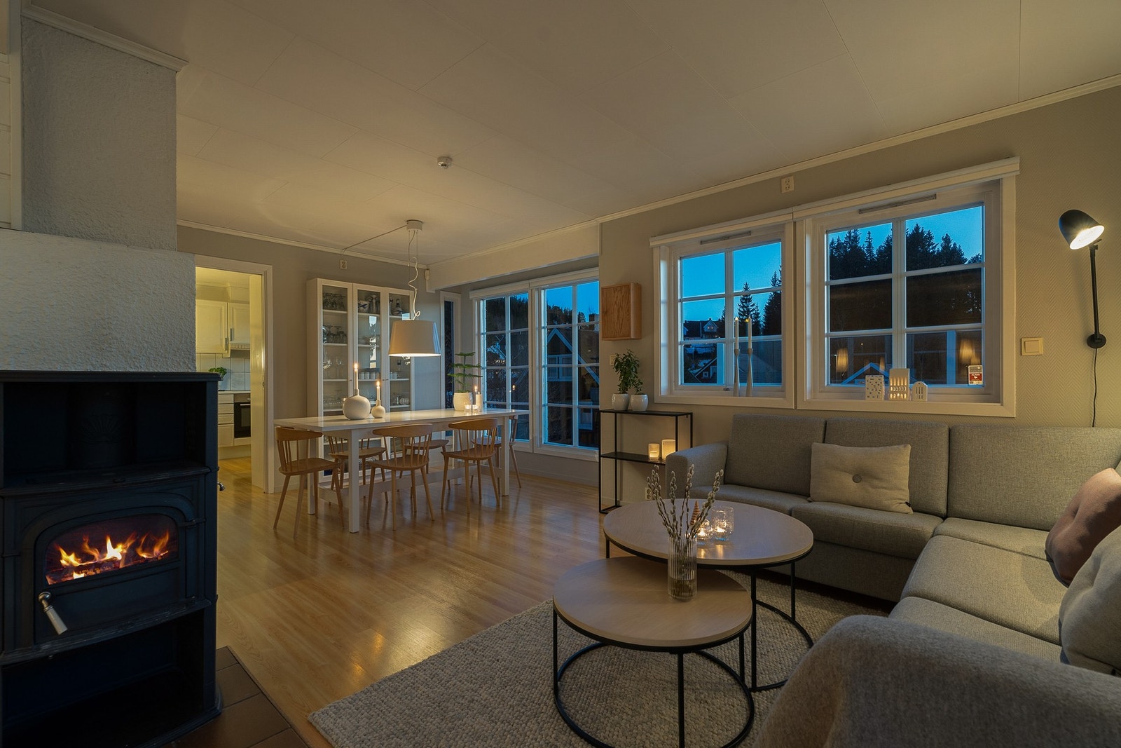 Fra stuen er det utgang til stor veranda på 42 kvm på sørvest siden av huset. Galleribilde